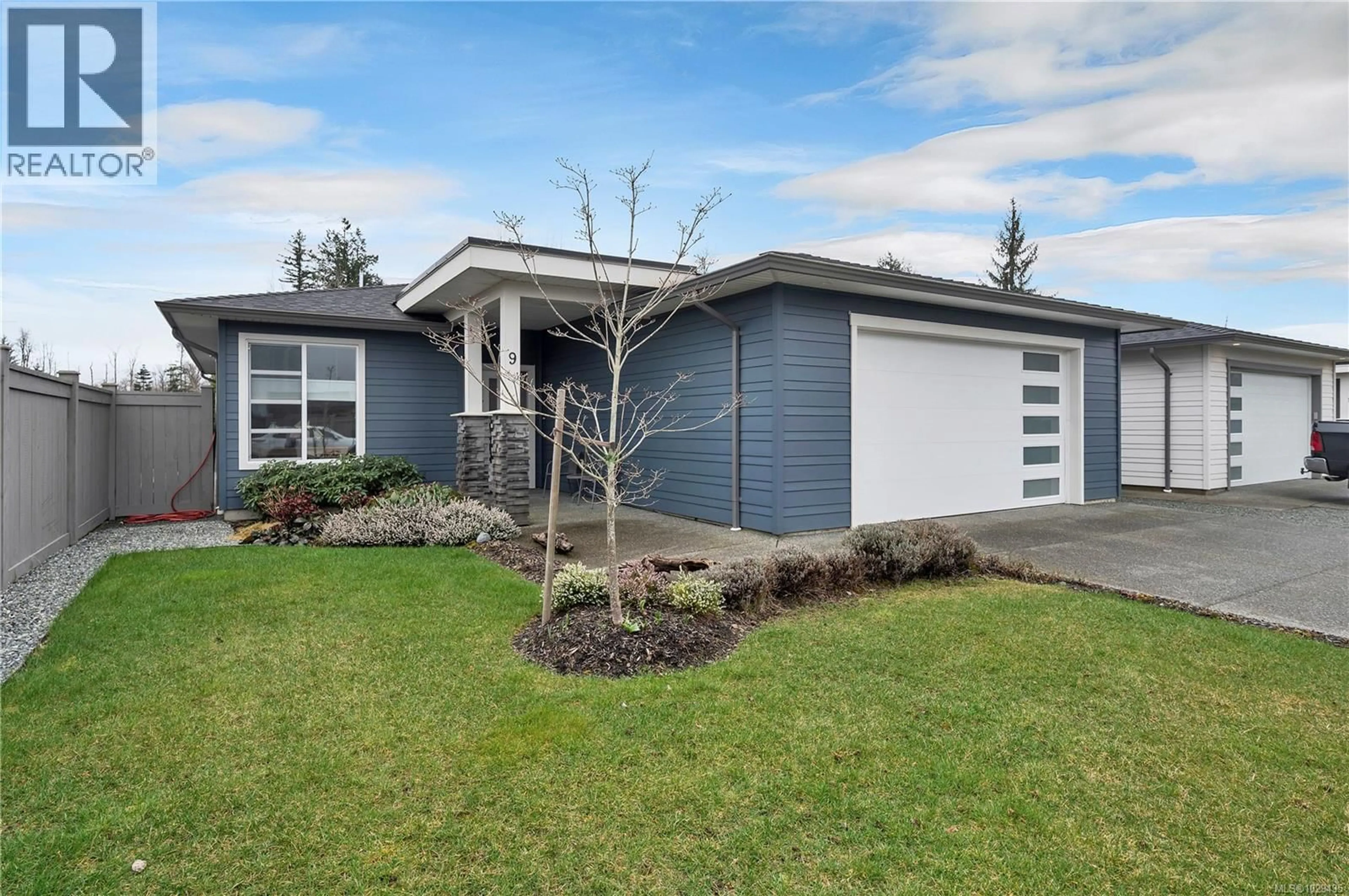Home with vinyl exterior material, street for 9 - 2161 EVERGREEN ROAD, Campbell River British Columbia V9W0C8