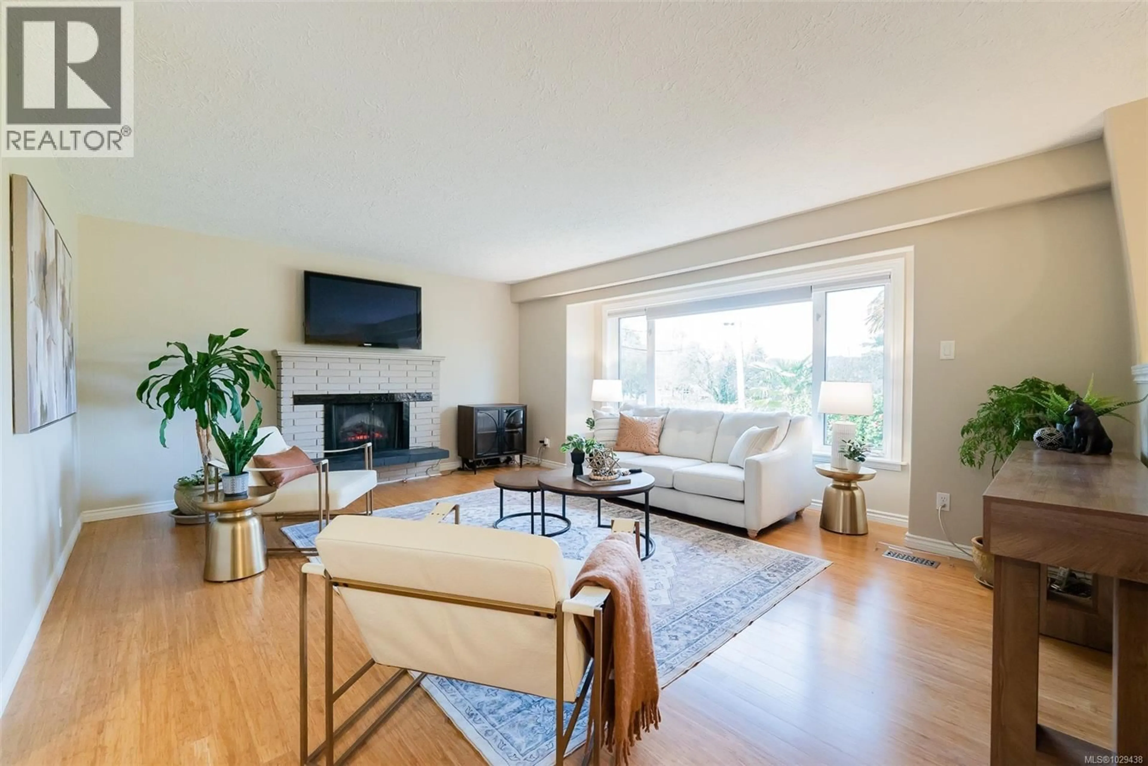 Living room with furniture, wood/laminate floor for 433 POPLAR STREET, Nanaimo British Columbia V9S2H1