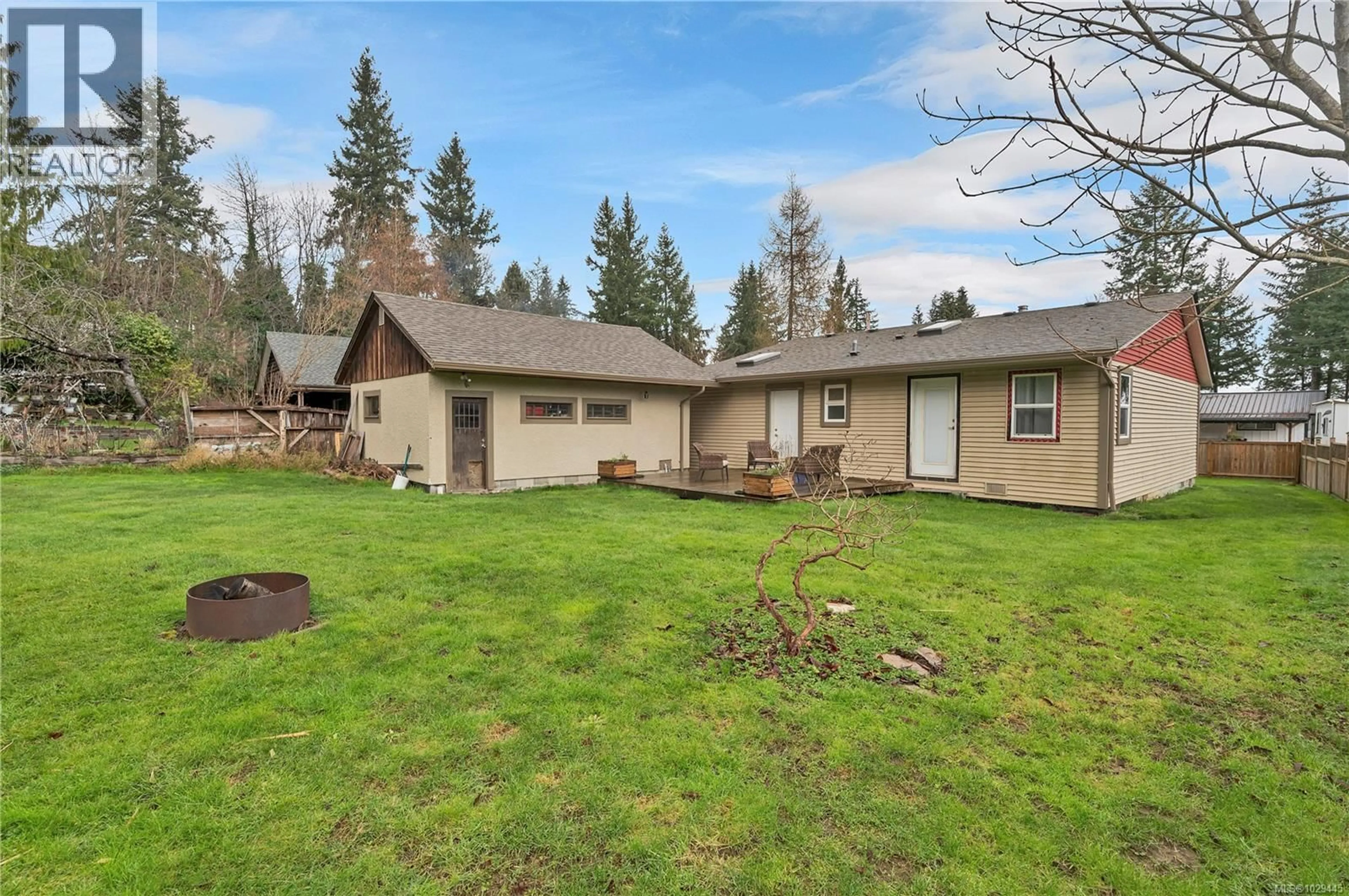 A pic from outside/outdoor area/front of a property/back of a property/a pic from drone, unknown for 2692 VALLEJO ROAD, Campbell River British Columbia V9W4W7