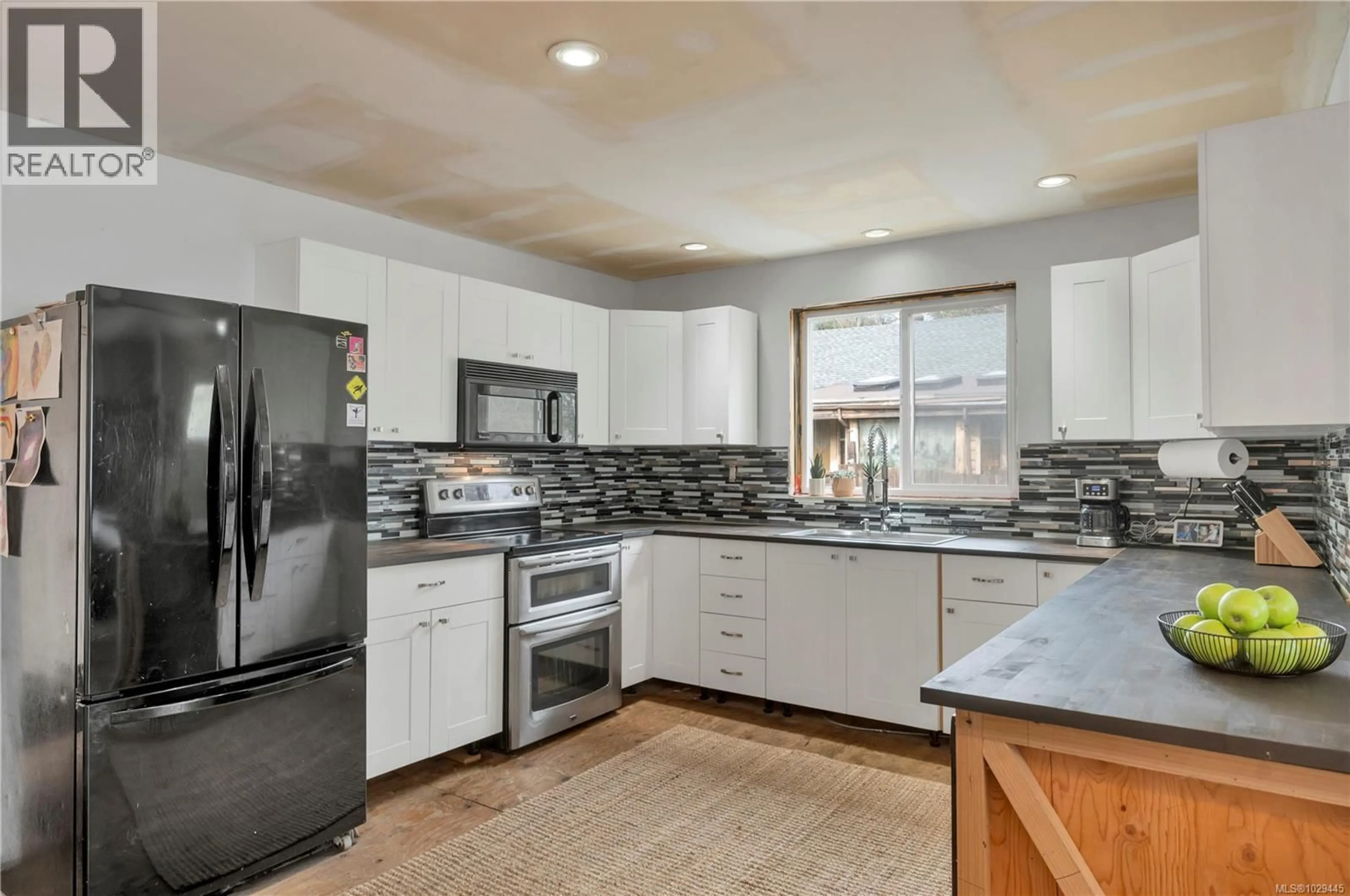 Open concept kitchen, ceramic/tile floor for 2692 VALLEJO ROAD, Campbell River British Columbia V9W4W7