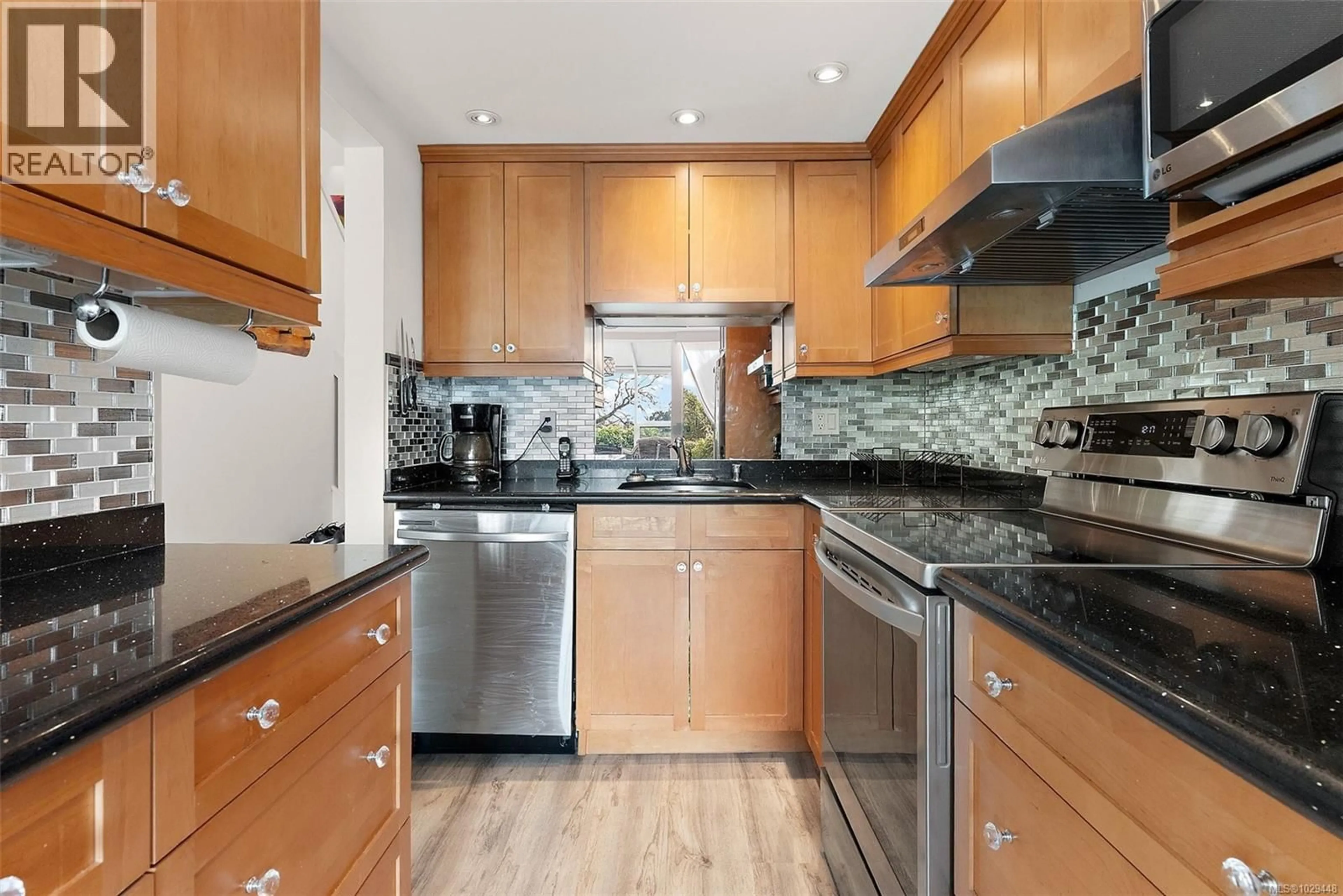 Standard kitchen, ceramic/tile floor for 104 - 325 MAITLAND STREET, Victoria British Columbia V9A7E9