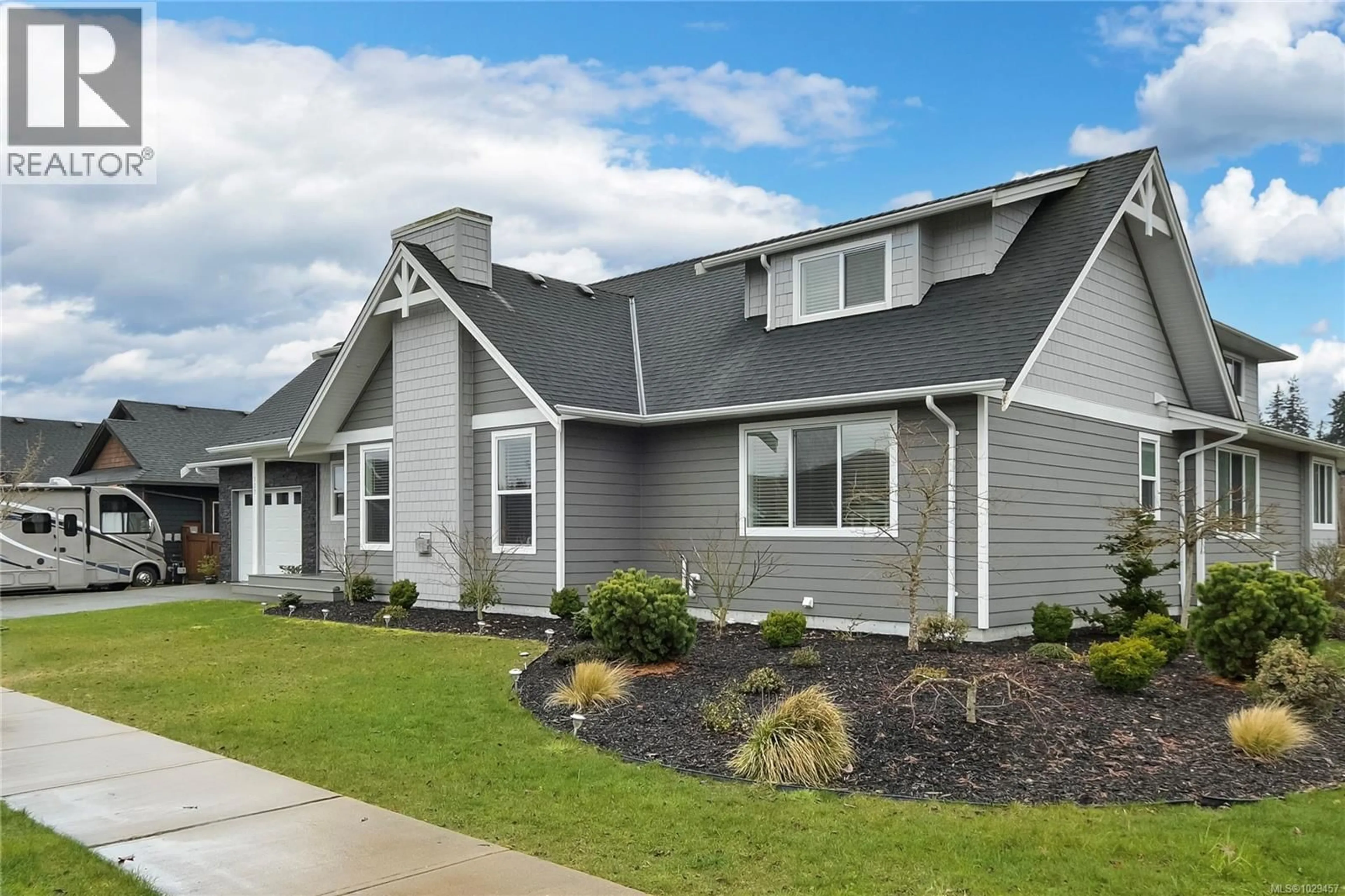 Home with vinyl exterior material, street for 727 SITKA STREET, Campbell River British Columbia V9H0E6