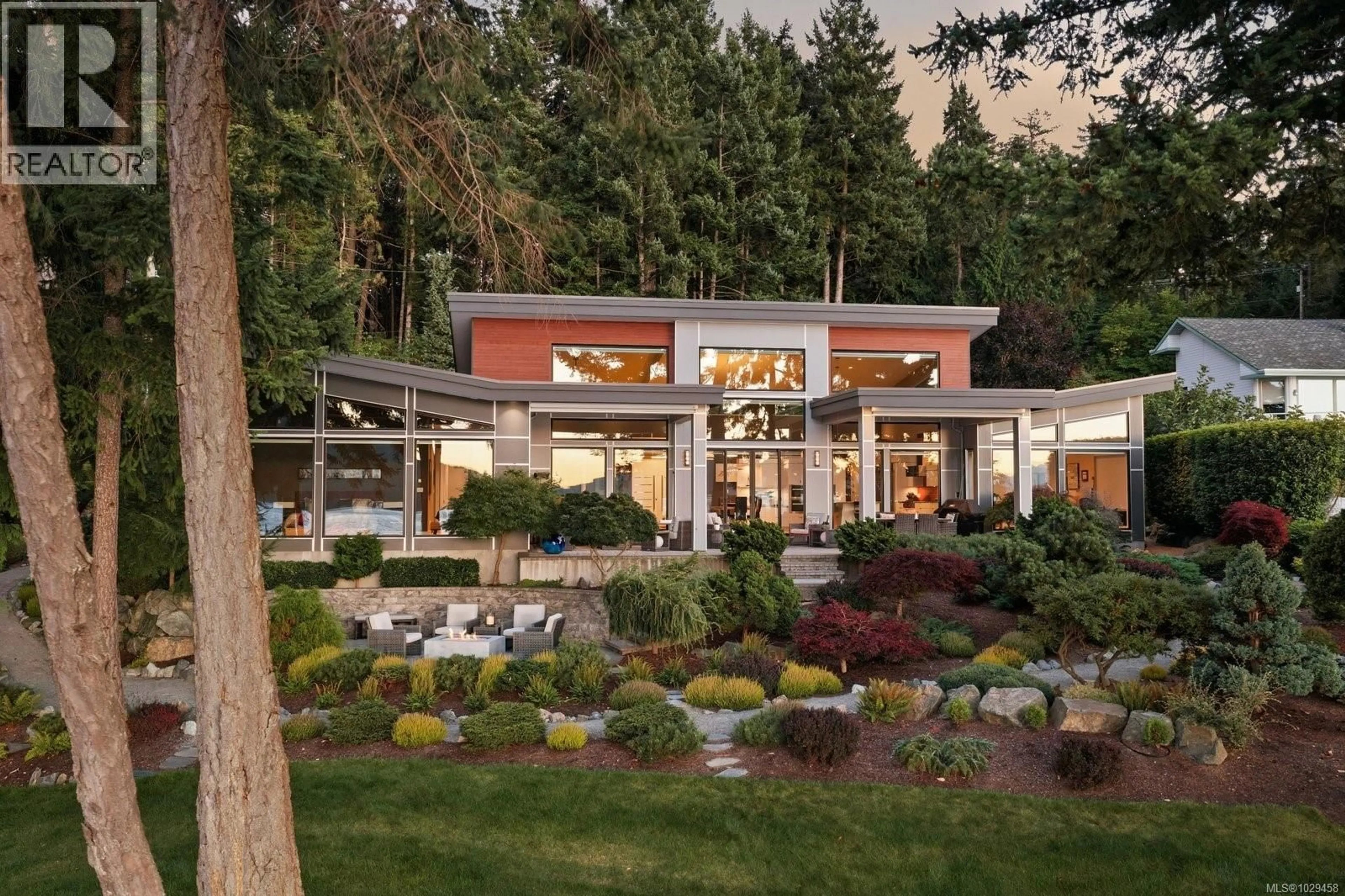 Home with vinyl exterior material, mountain view for 568 LANDS END ROAD, North Saanich British Columbia V8L5K9