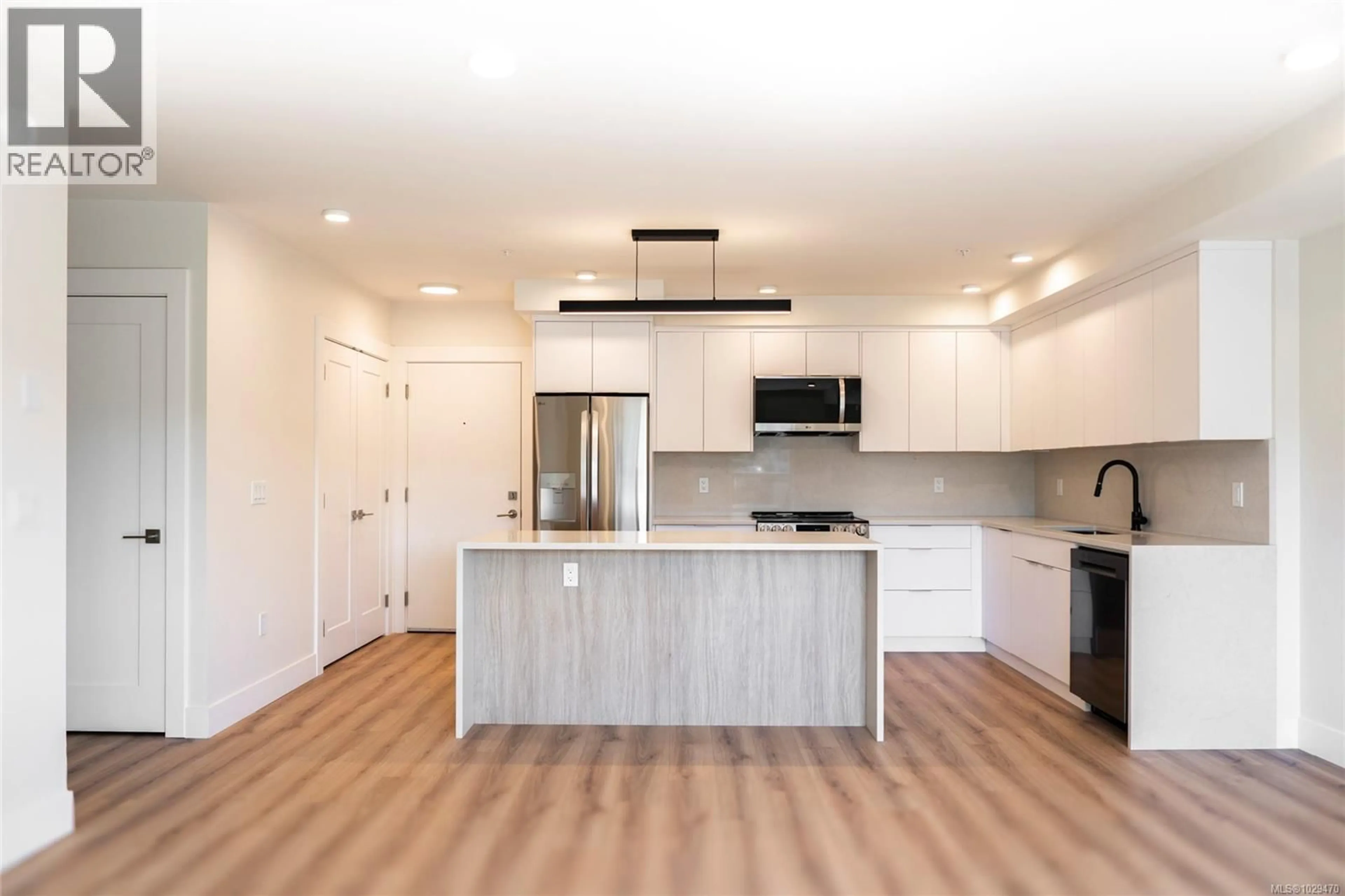 Open concept kitchen, wood/laminate floor for 507 - 45 HALIBURTON STREET, Nanaimo British Columbia V9R4V6