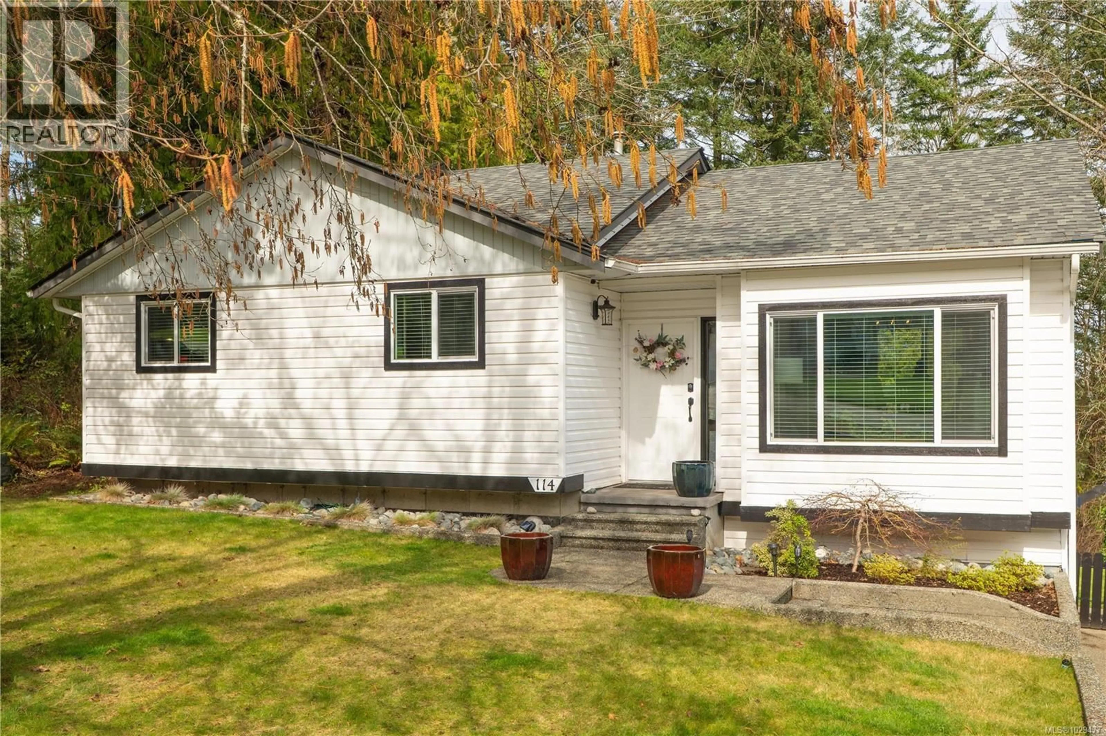 Home with vinyl exterior material, street for 114 ROBERTA ROAD WEST, Nanaimo British Columbia V9X1A2