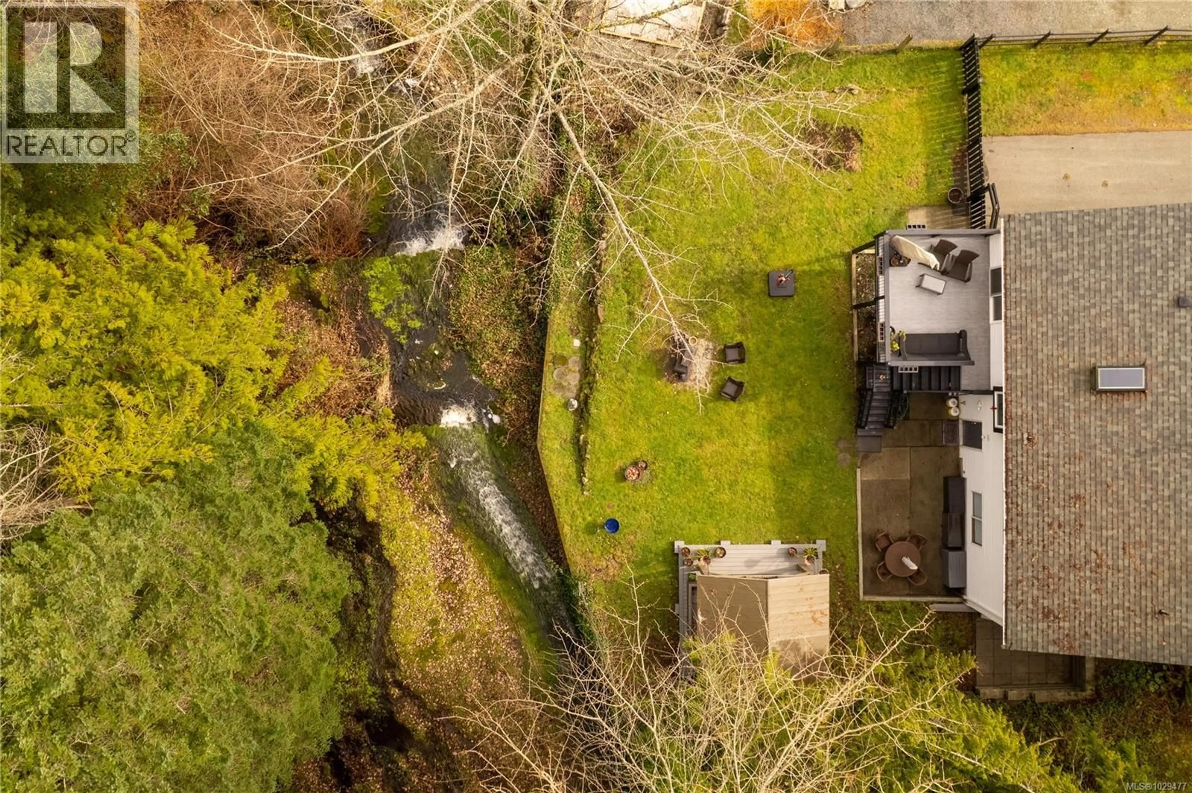 A pic from outside/outdoor area/front of a property/back of a property/a pic from drone, unknown for 114 ROBERTA ROAD WEST, Nanaimo British Columbia V9X1A2
