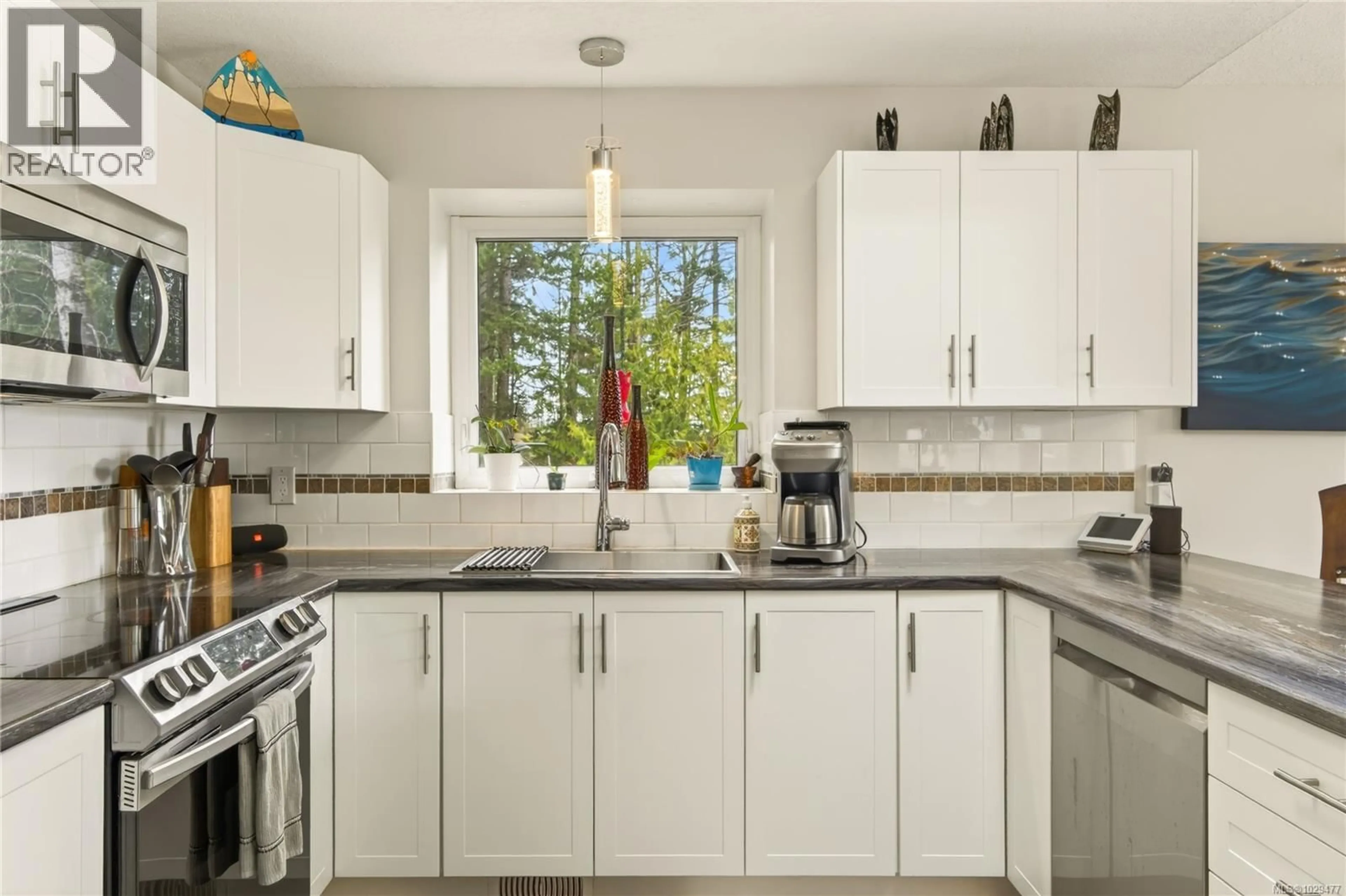 Standard kitchen, ceramic/tile floor for 114 ROBERTA ROAD WEST, Nanaimo British Columbia V9X1A2