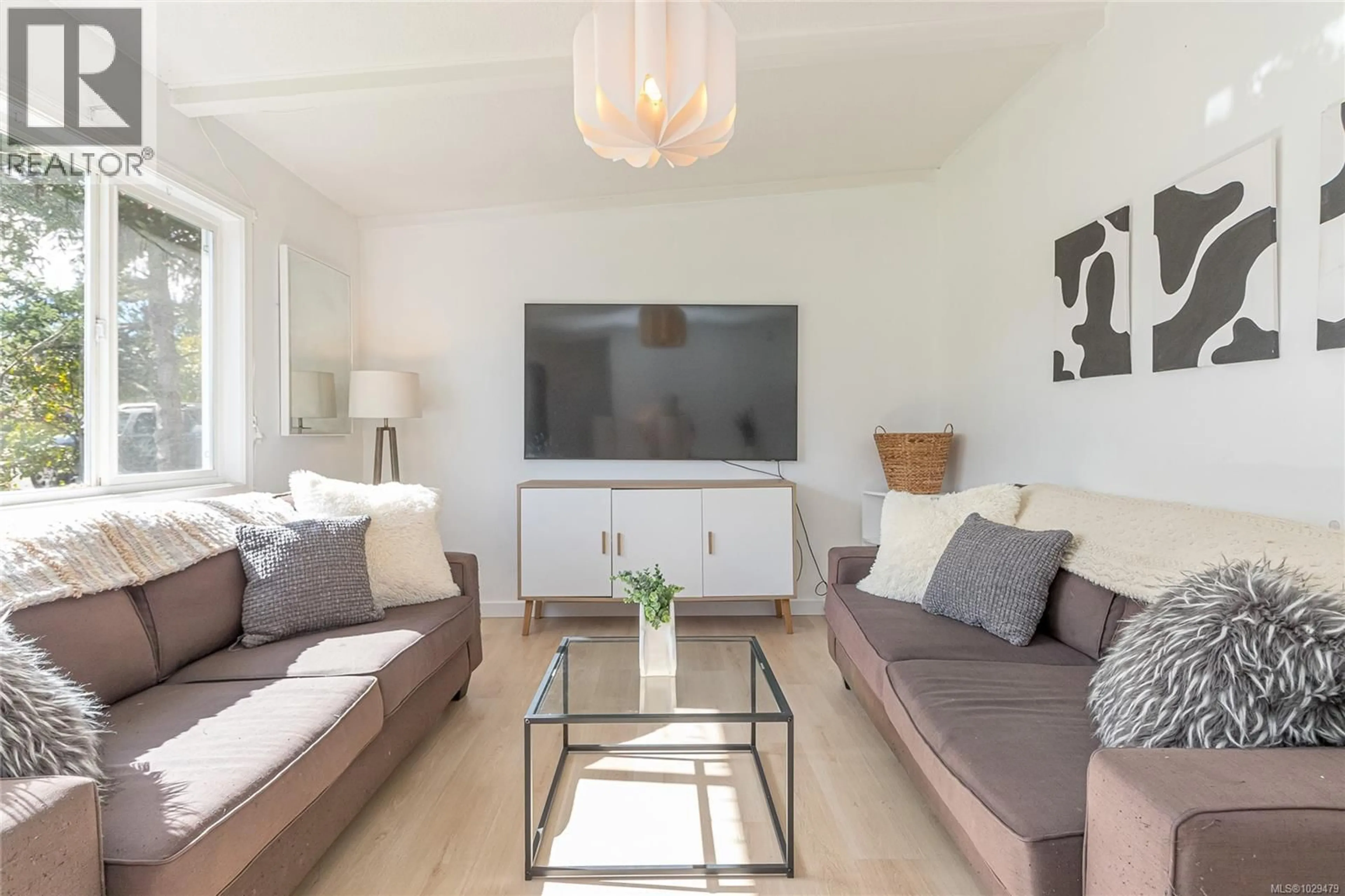 Living room with furniture, wood/laminate floor for 125 STANFORD AVENUE WEST, Parksville British Columbia V9P1M2