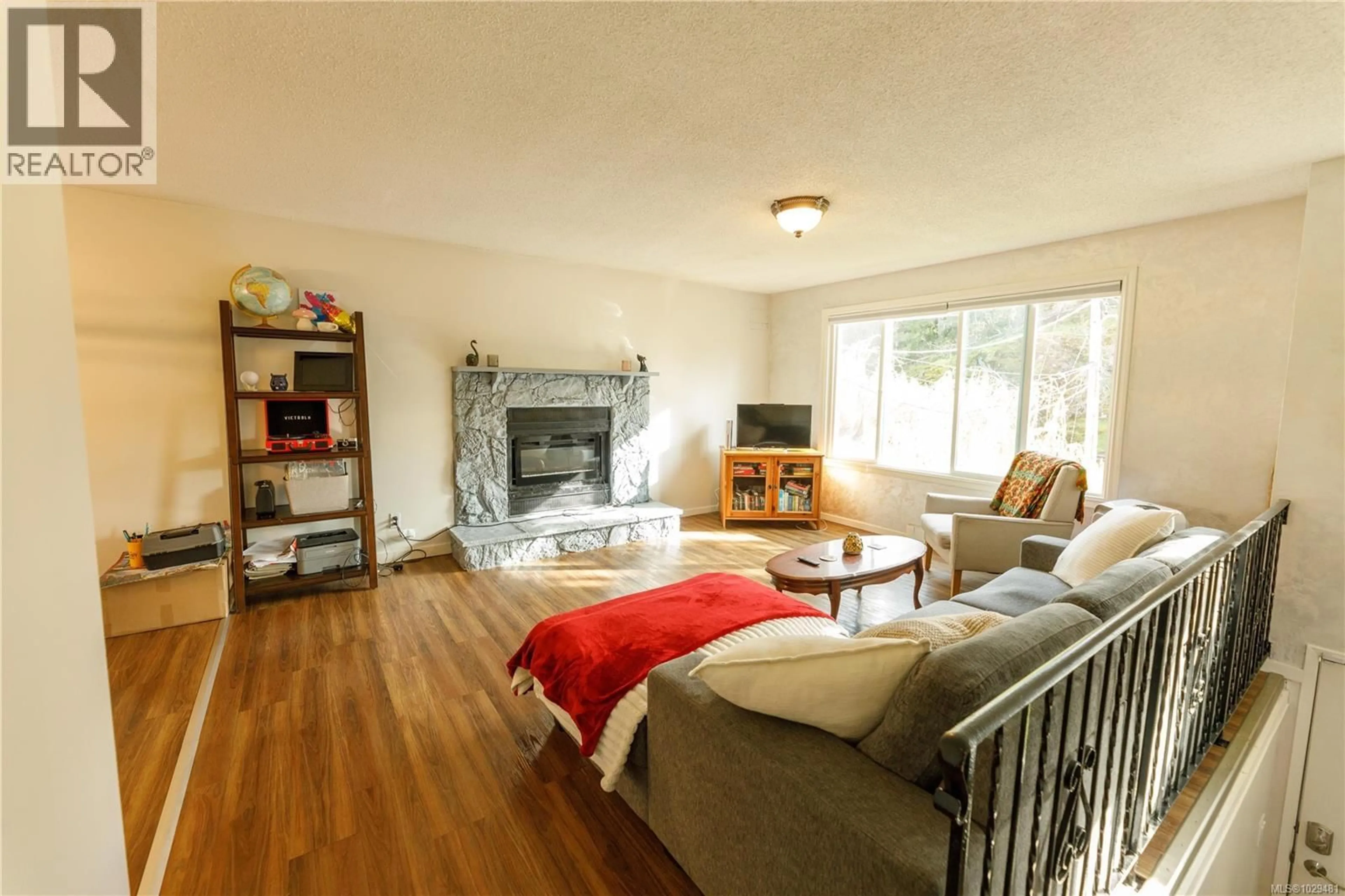 Living room with furniture, wood/laminate floor for 3161 MARION WAY, Nanaimo British Columbia V9T3Z8