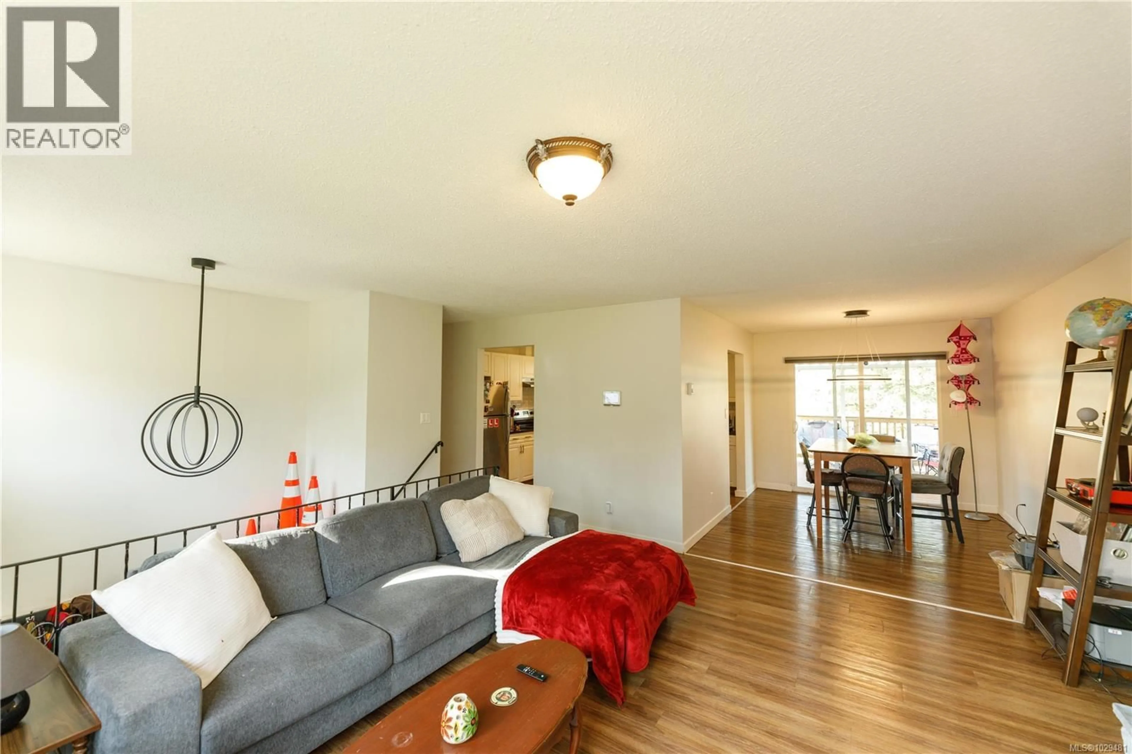 Living room with furniture, wood/laminate floor for 3161 MARION WAY, Nanaimo British Columbia V9T3Z8