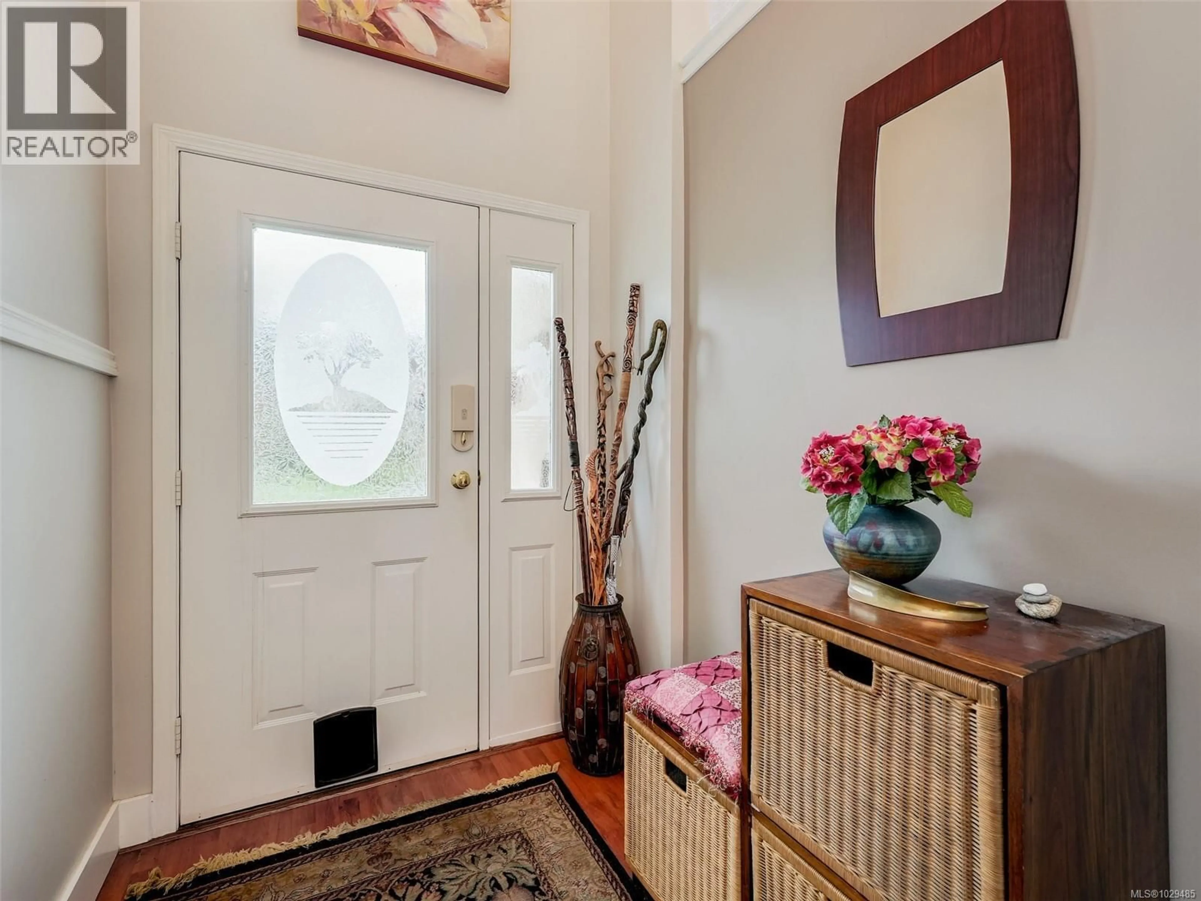 Indoor entryway for 19 - 4560 WEST SAANICH ROAD, Saanich British Columbia V8Z3G4