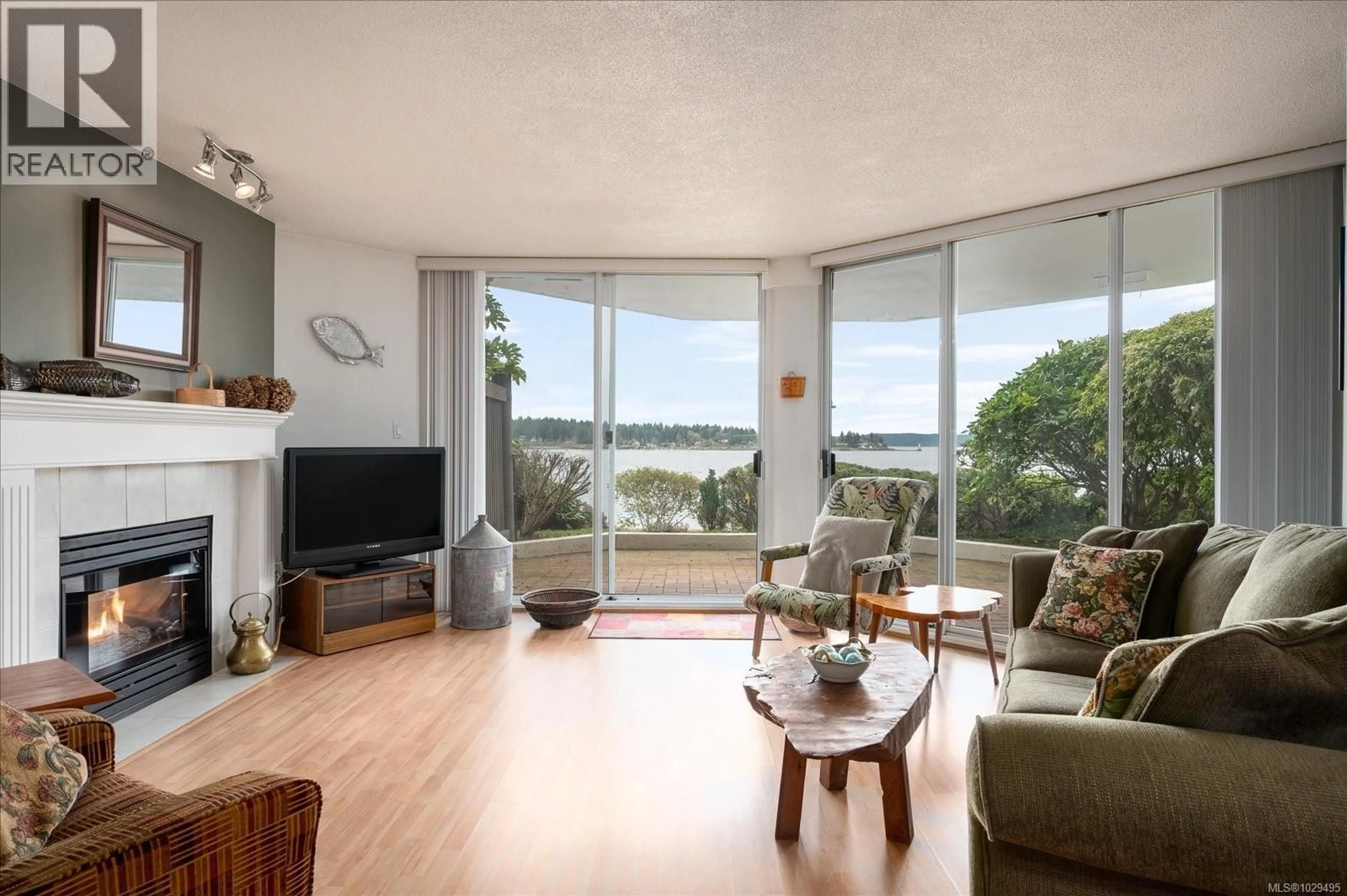 Living room with furniture, wood/laminate floor for 110 - 150 PROMENADE DRIVE, Nanaimo British Columbia V9R6M6