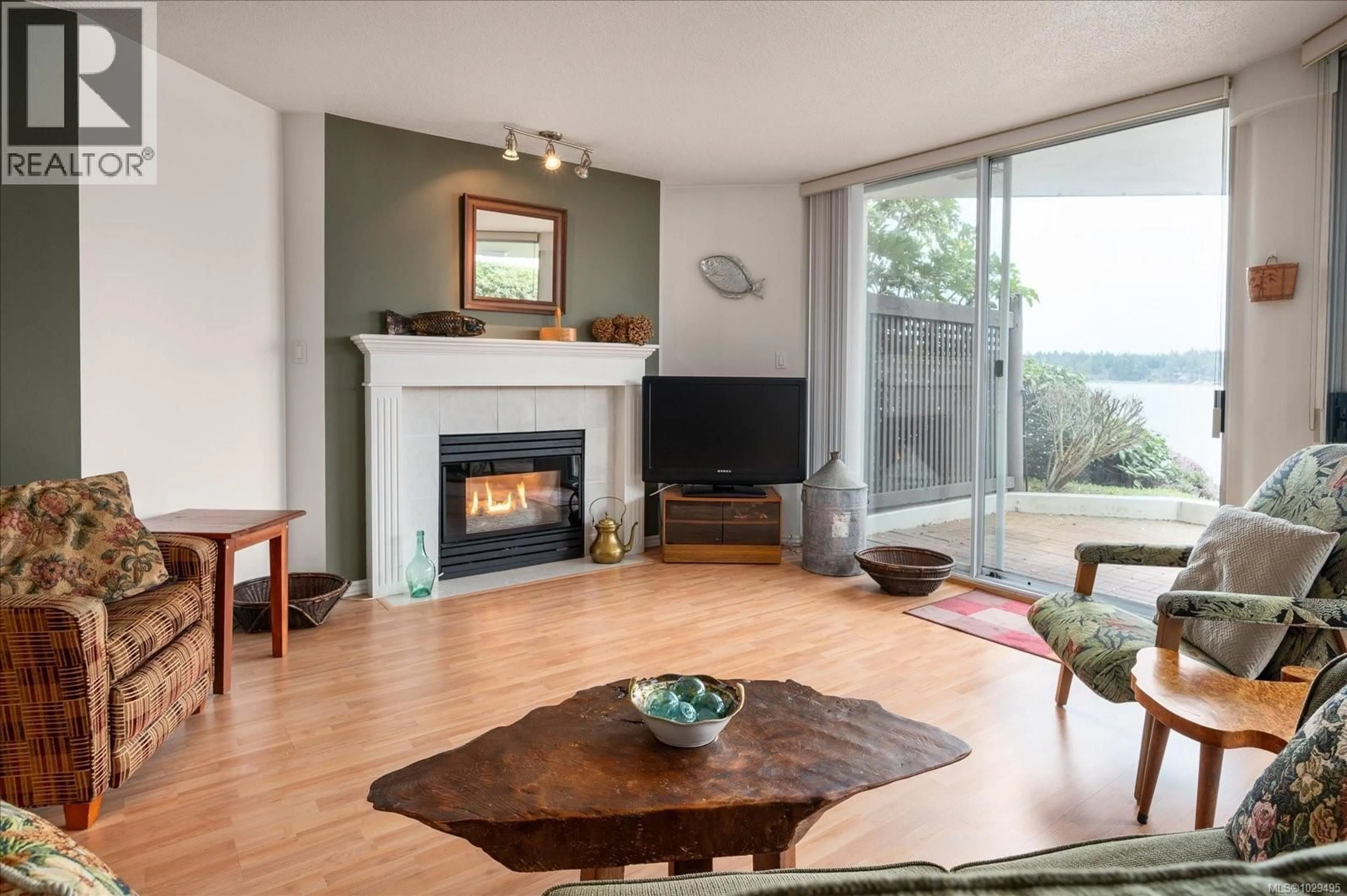 Living room with furniture, wood/laminate floor for 110 - 150 PROMENADE DRIVE, Nanaimo British Columbia V9R6M6