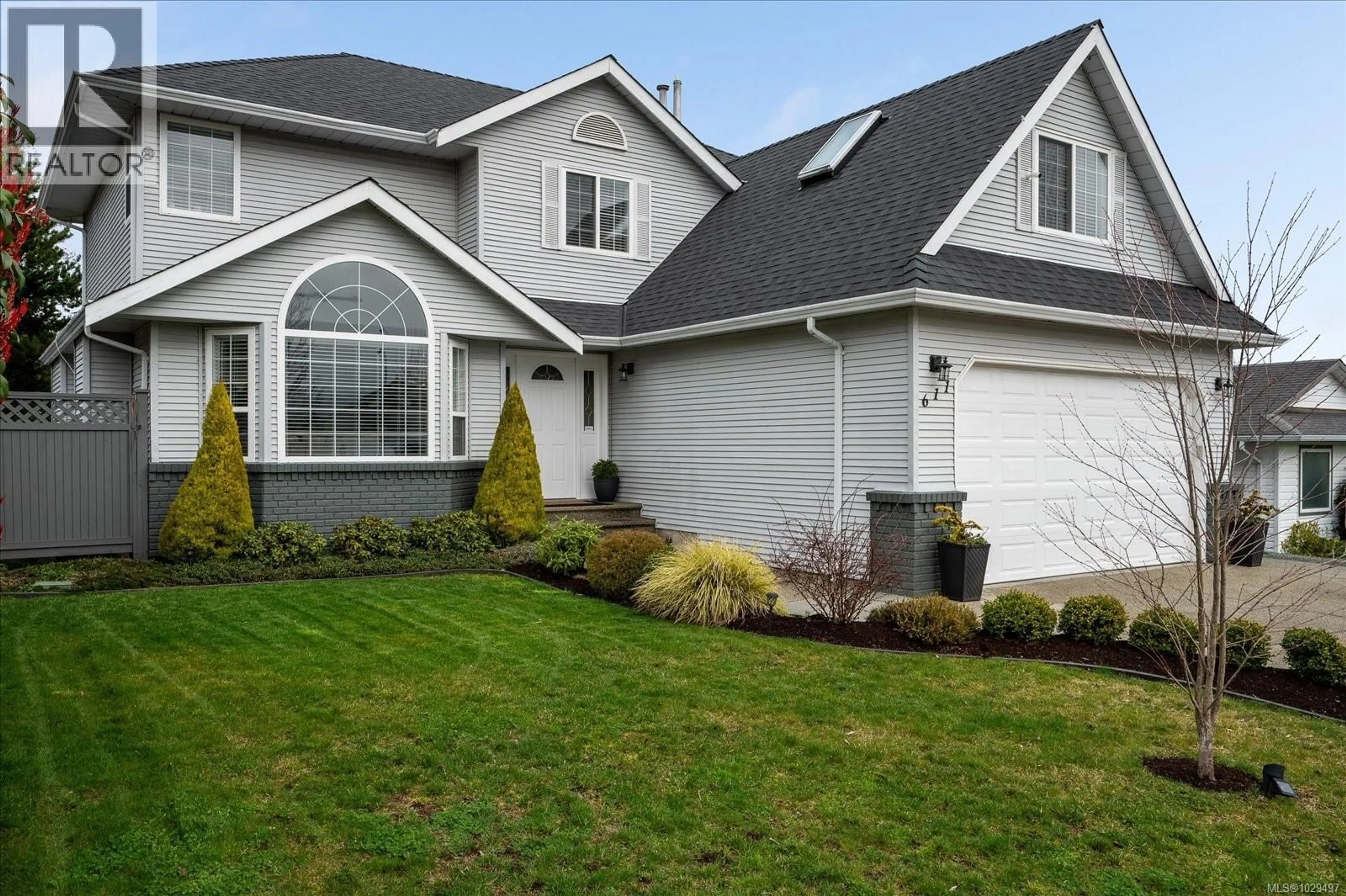 Home with vinyl exterior material, street for 611 ERMINESKIN AVENUE, Parksville British Columbia V9P2S1