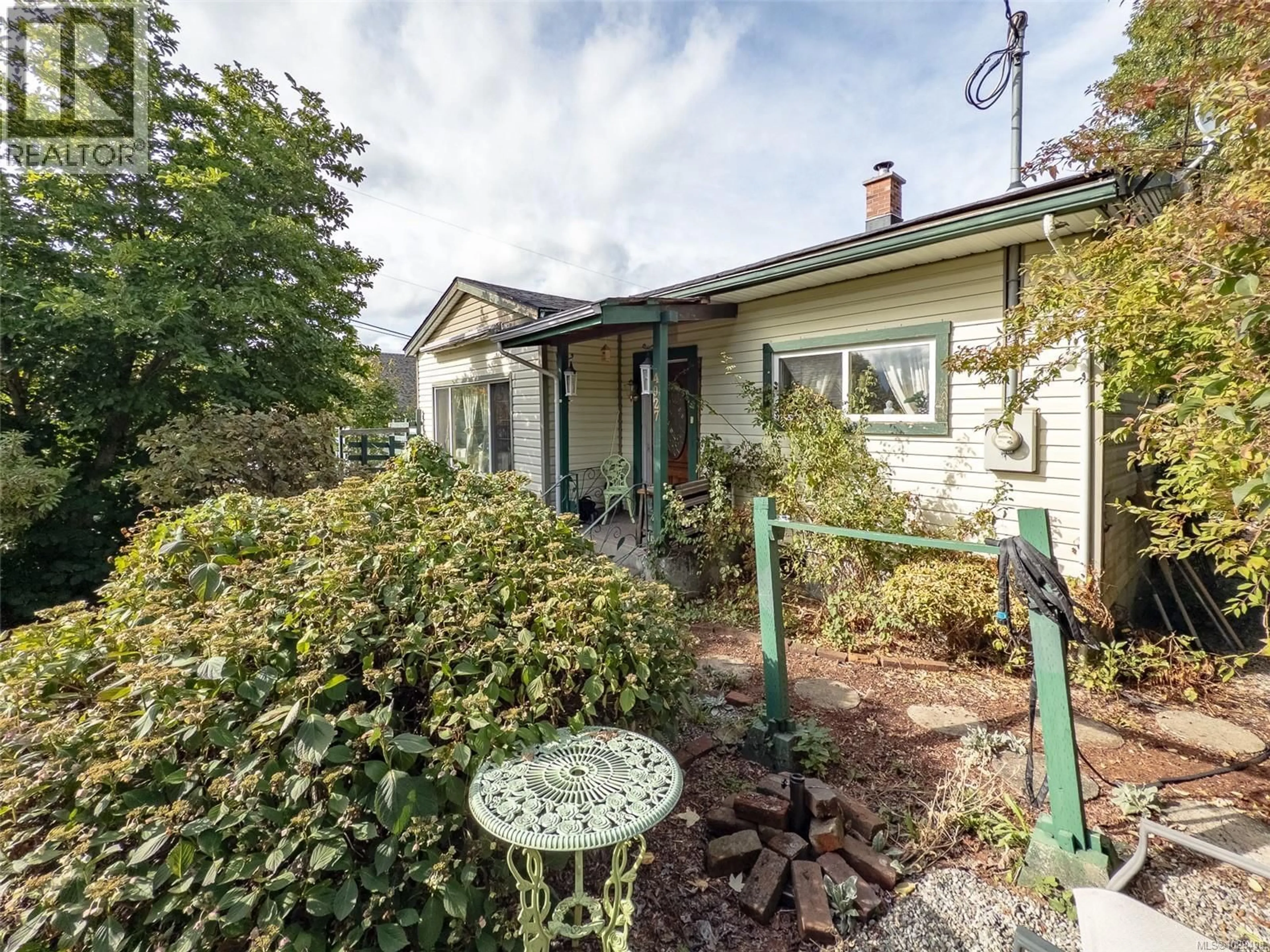 A pic from outside/outdoor area/front of a property/back of a property/a pic from drone, street for 4927 NEILL STREET, Port Alberni British Columbia V9Y1C8