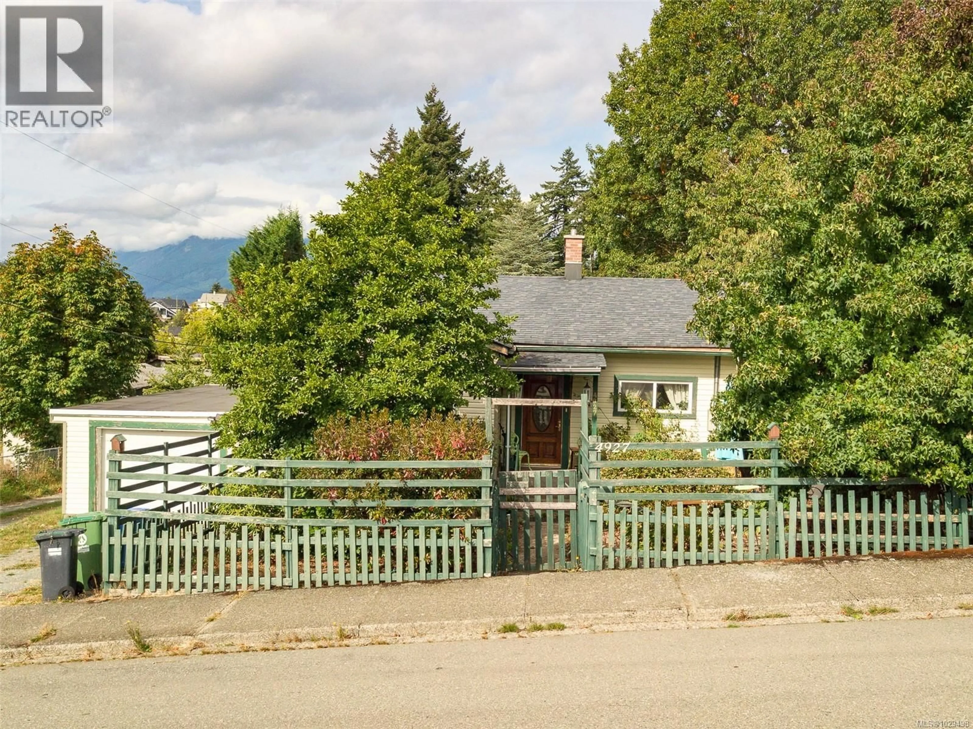 A pic from outside/outdoor area/front of a property/back of a property/a pic from drone, mountain view for 4927 NEILL STREET, Port Alberni British Columbia V9Y1C8