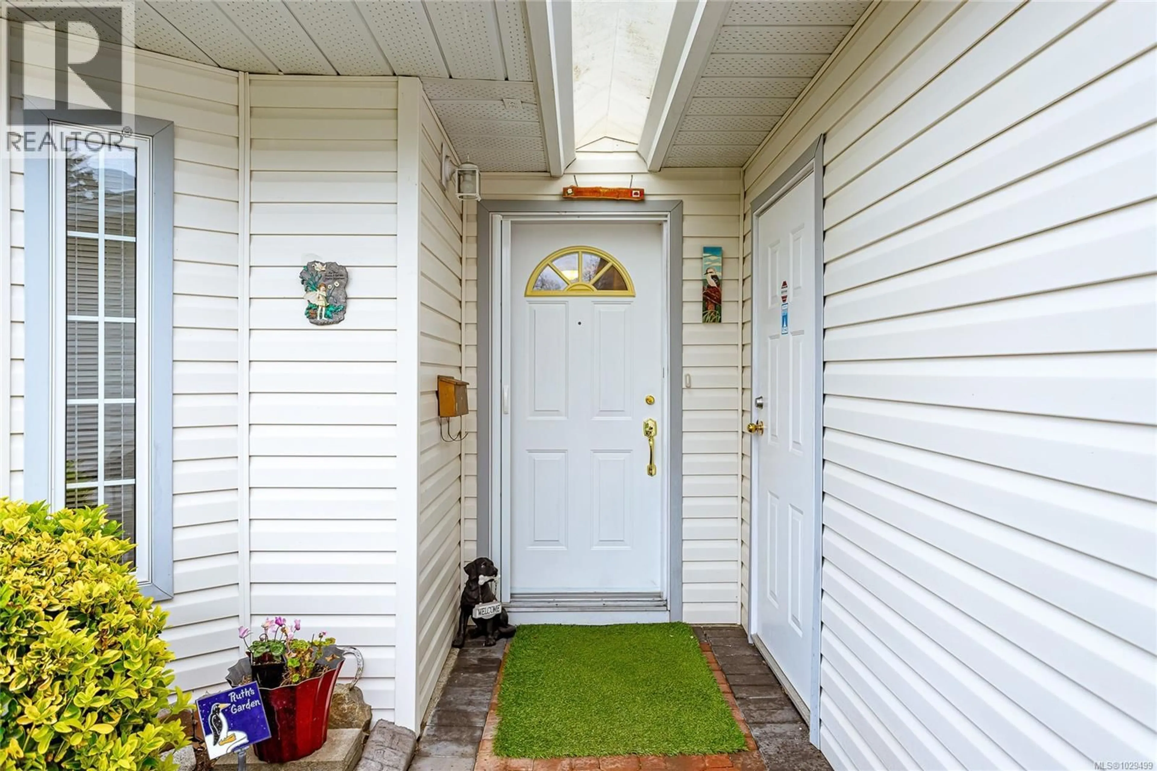 Indoor entryway for 44 EAGLE LANE, View Royal British Columbia V9A7M2