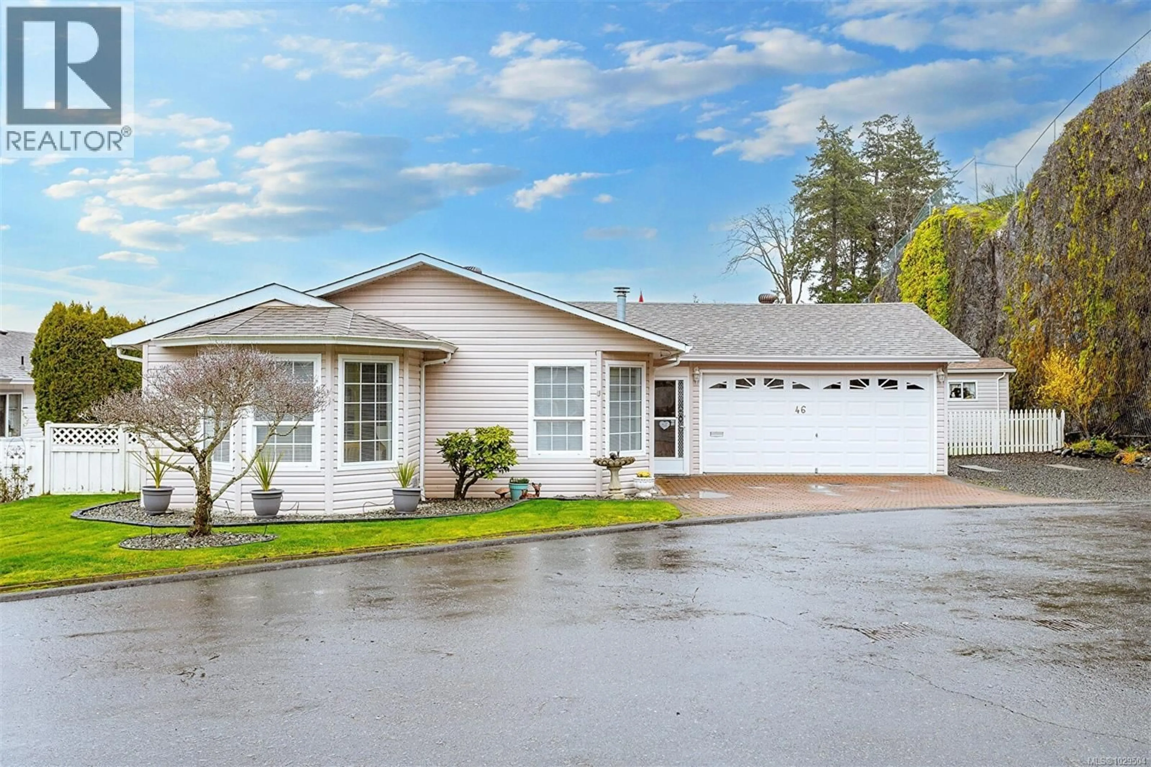 Home with vinyl exterior material, street for 46 EAGLE LANE, View Royal British Columbia V9A7M2