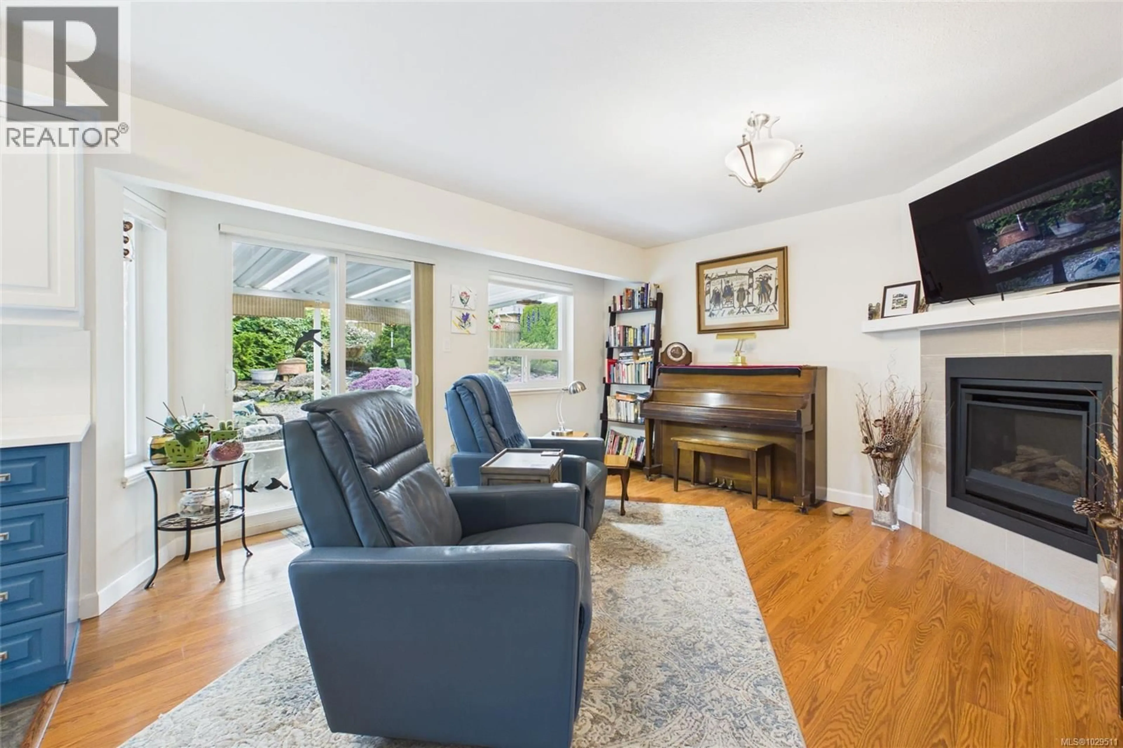 Living room with furniture, unknown for 616 TYEE CRESCENT, Qualicum Beach British Columbia V9K1B1