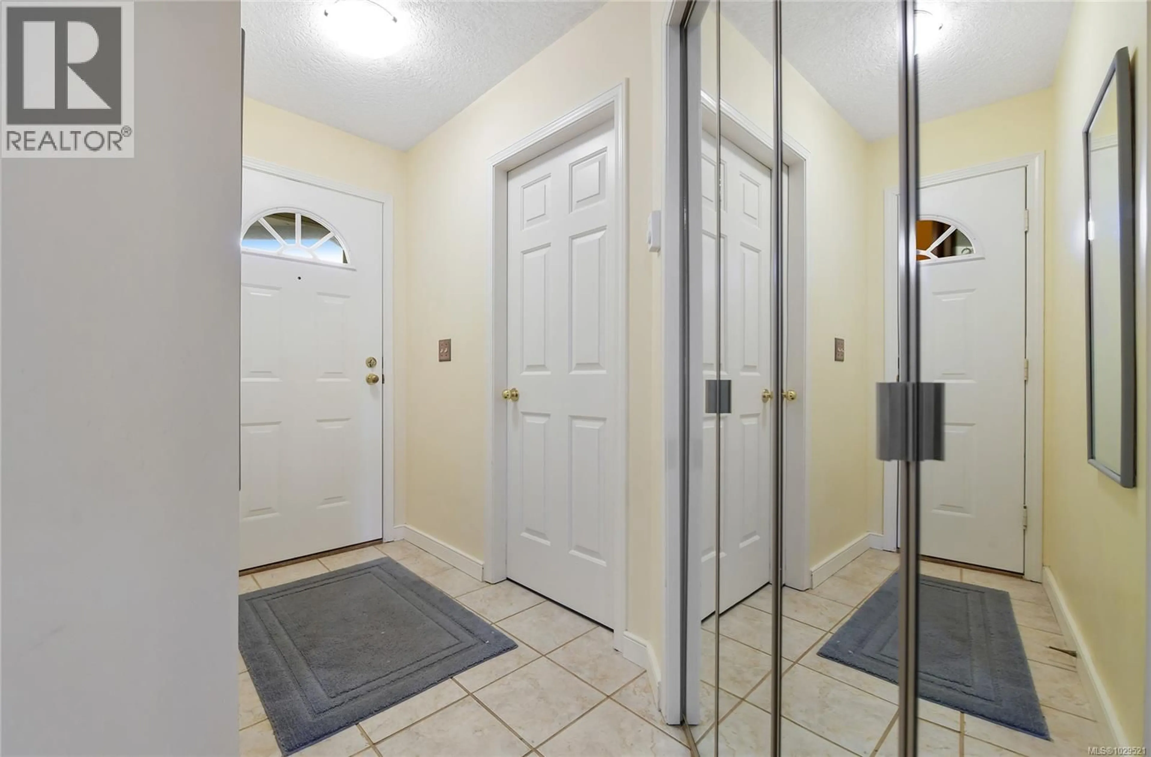 Indoor entryway for 5 - 5156 CORDOVA BAY ROAD, Saanich British Columbia V8Y2X5