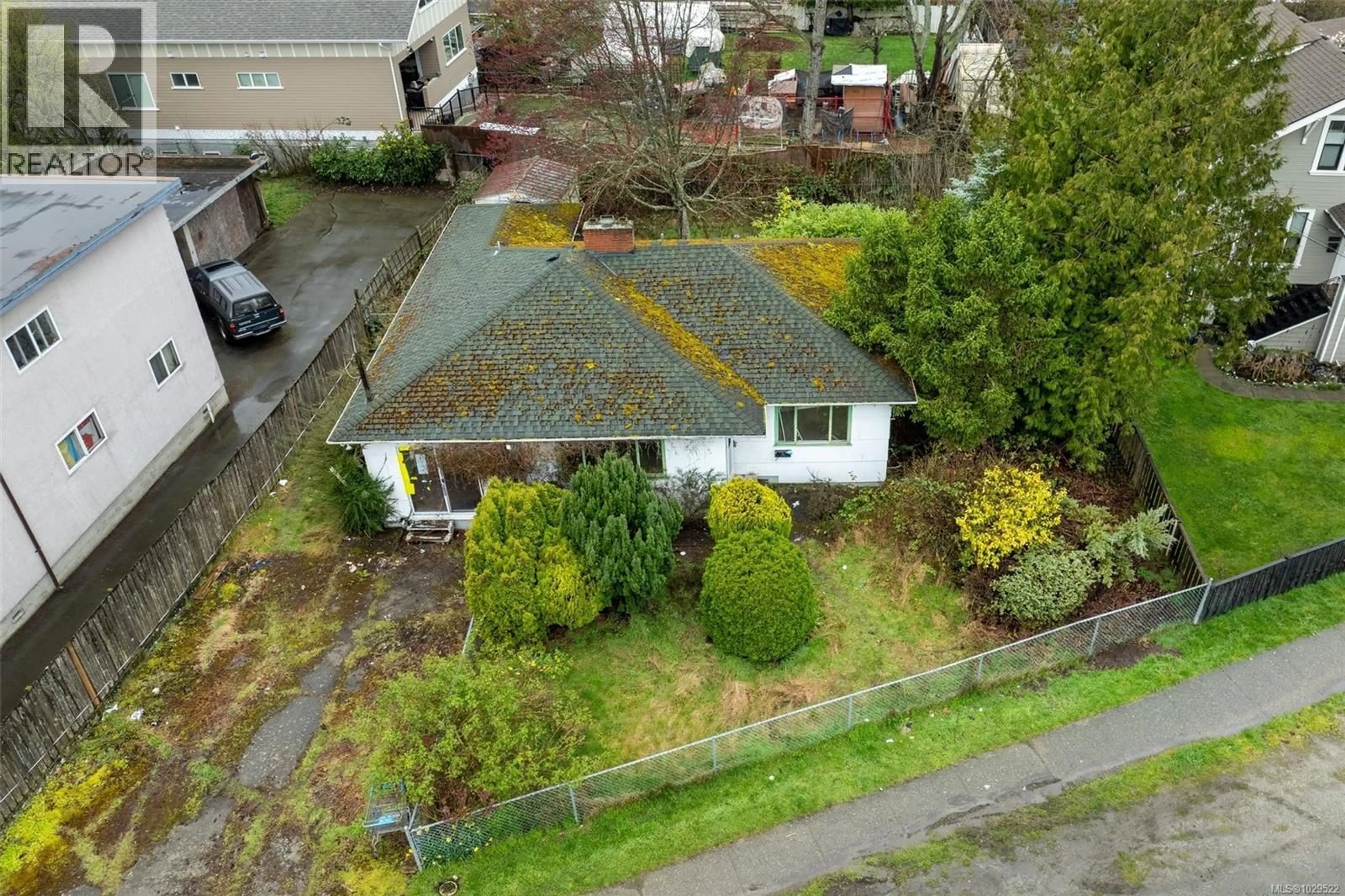 A pic from outside/outdoor area/front of a property/back of a property/a pic from drone, street for 3330 HARRIET ROAD, Saanich British Columbia V8Z3S4