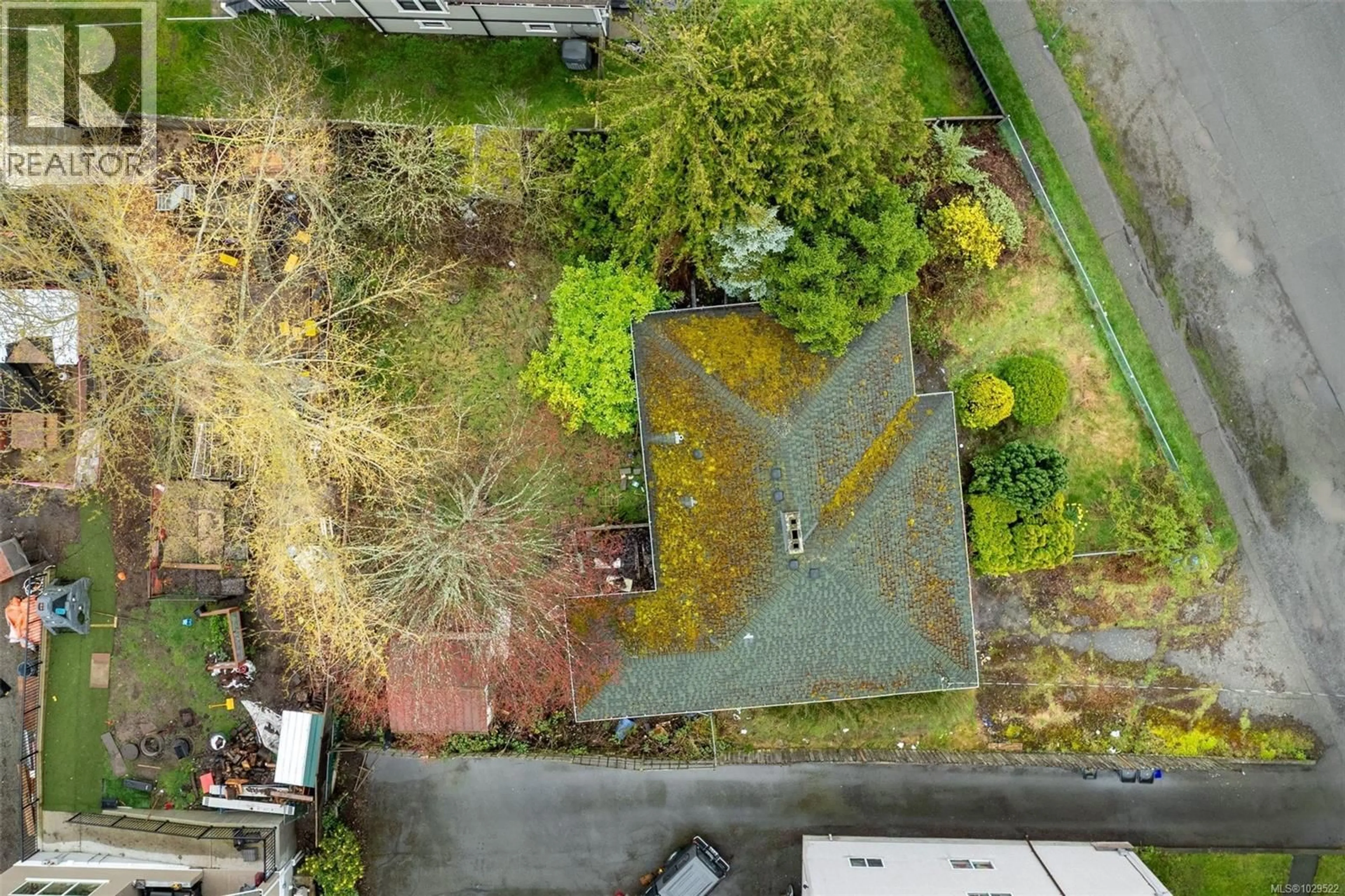 A pic from outside/outdoor area/front of a property/back of a property/a pic from drone, street for 3330 HARRIET ROAD, Saanich British Columbia V8Z3S4