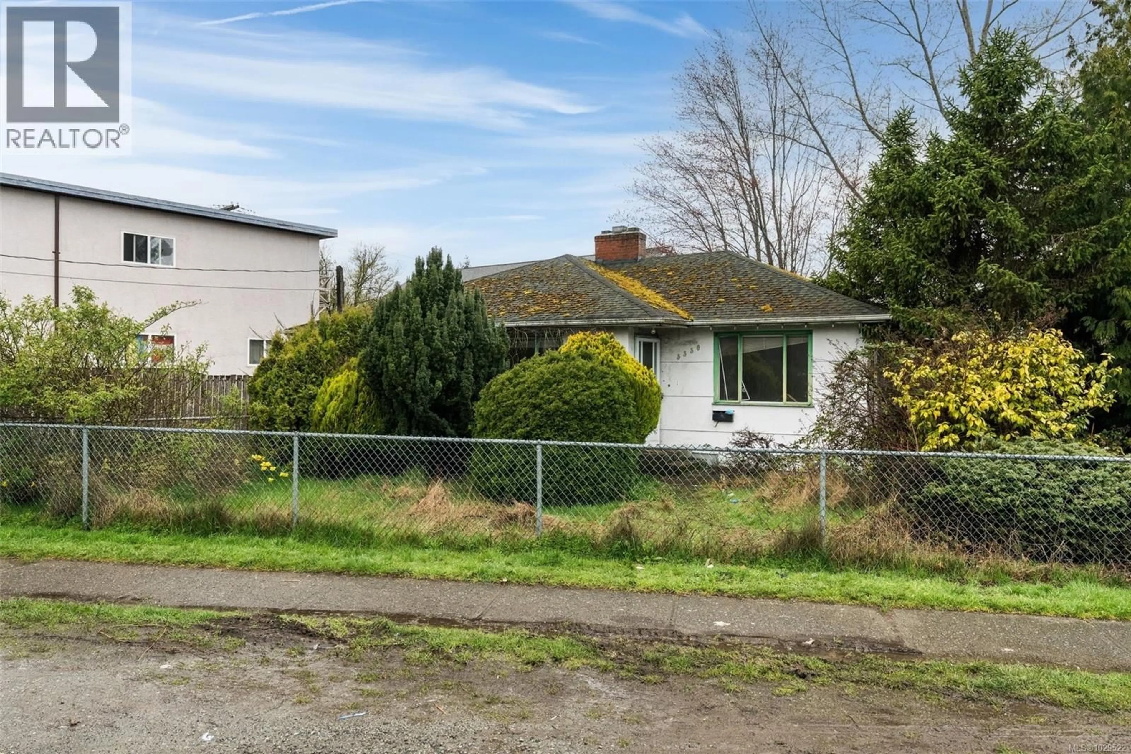A pic from outside/outdoor area/front of a property/back of a property/a pic from drone, street for 3330 HARRIET ROAD, Saanich British Columbia V8Z3S4