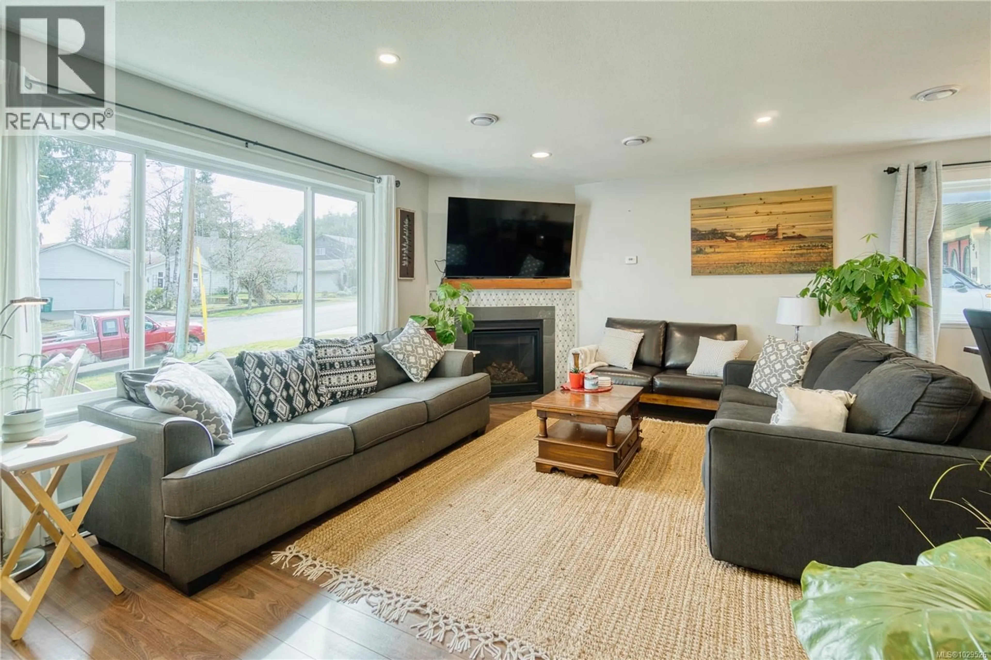 Living room with furniture, wood/laminate floor for 289 KATHRYN PLACE, Nanaimo British Columbia V9R6J1