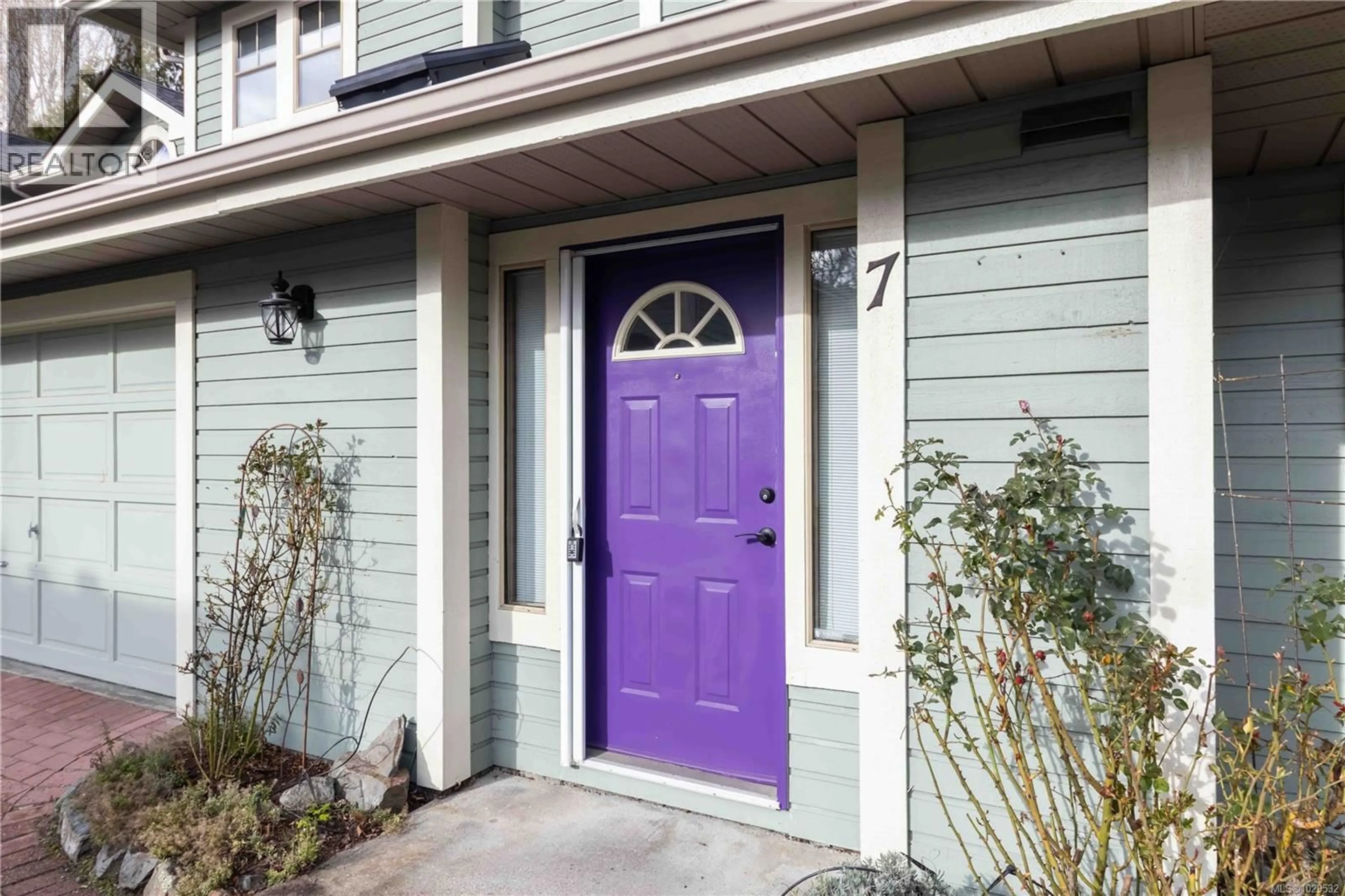 Indoor entryway for 7 - 1060 SUTLEJ STREET, Victoria British Columbia V8V2V8