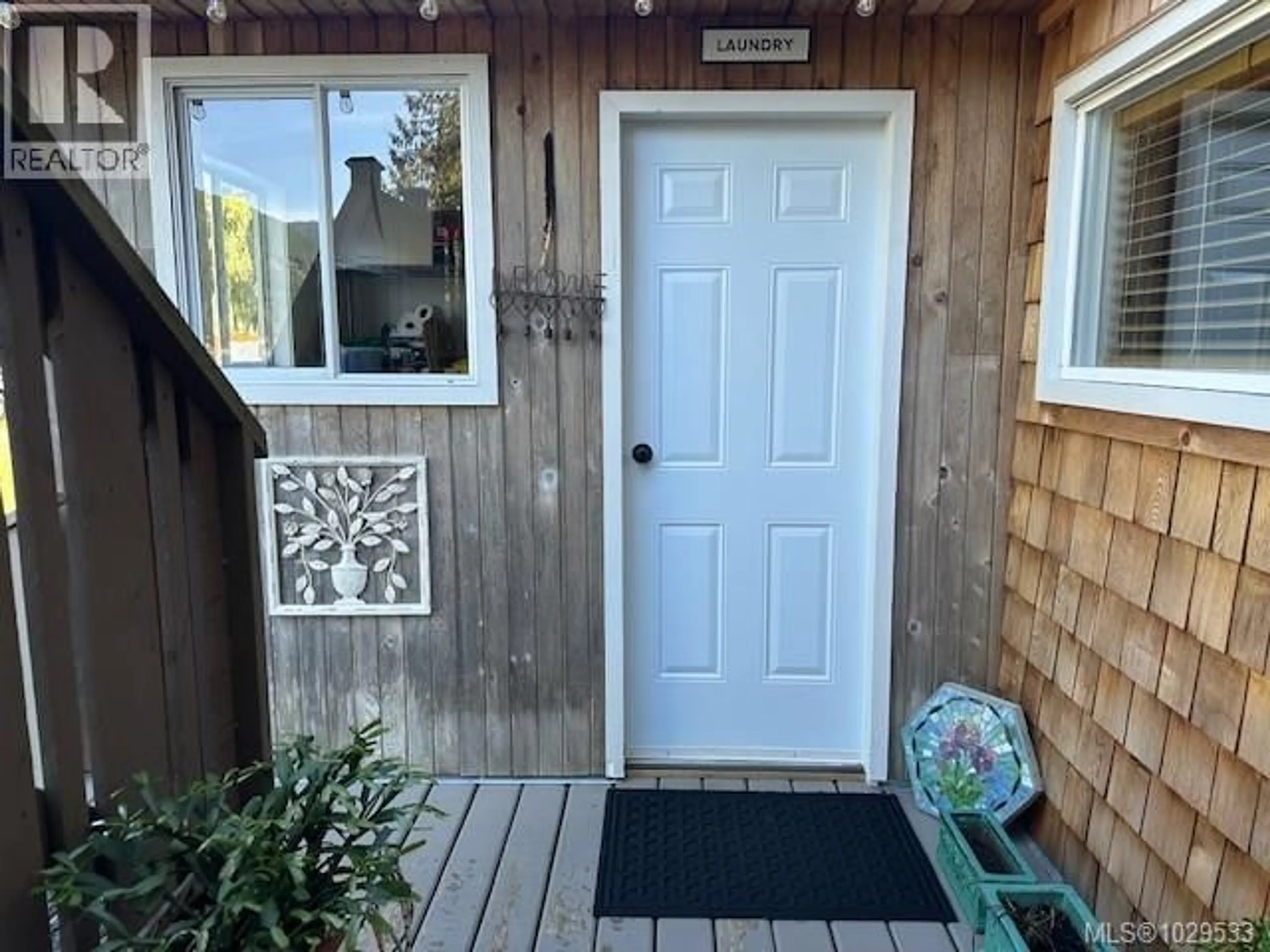 Indoor entryway for 3 - 8290 SA-SEEN-OS ROAD, Youbou British Columbia V0R3E1