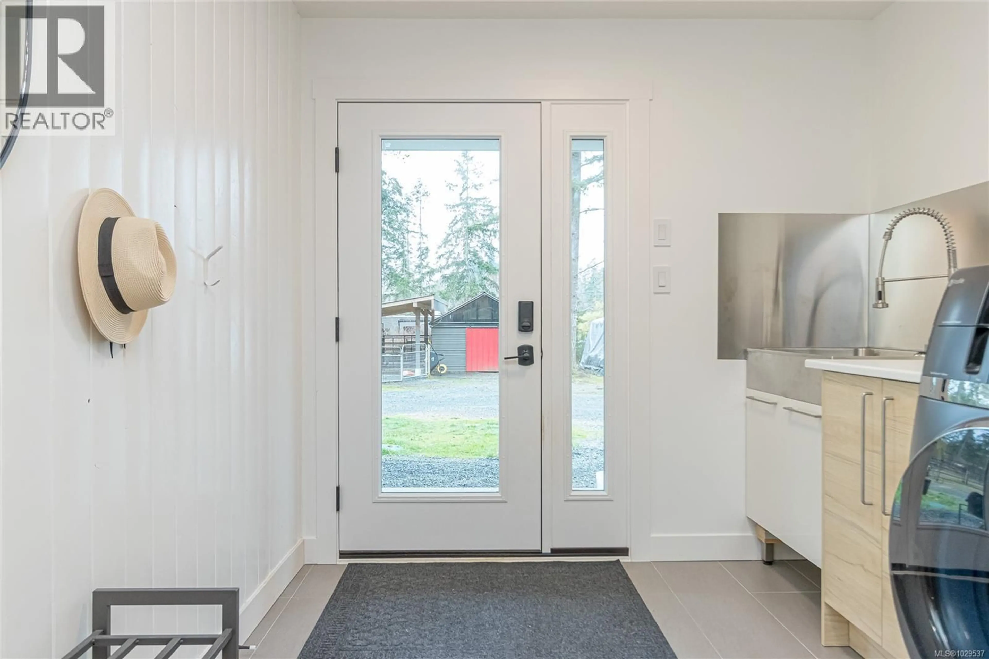 Indoor entryway for 1119 BELLEVUE ROAD, Parksville British Columbia V9P2C1