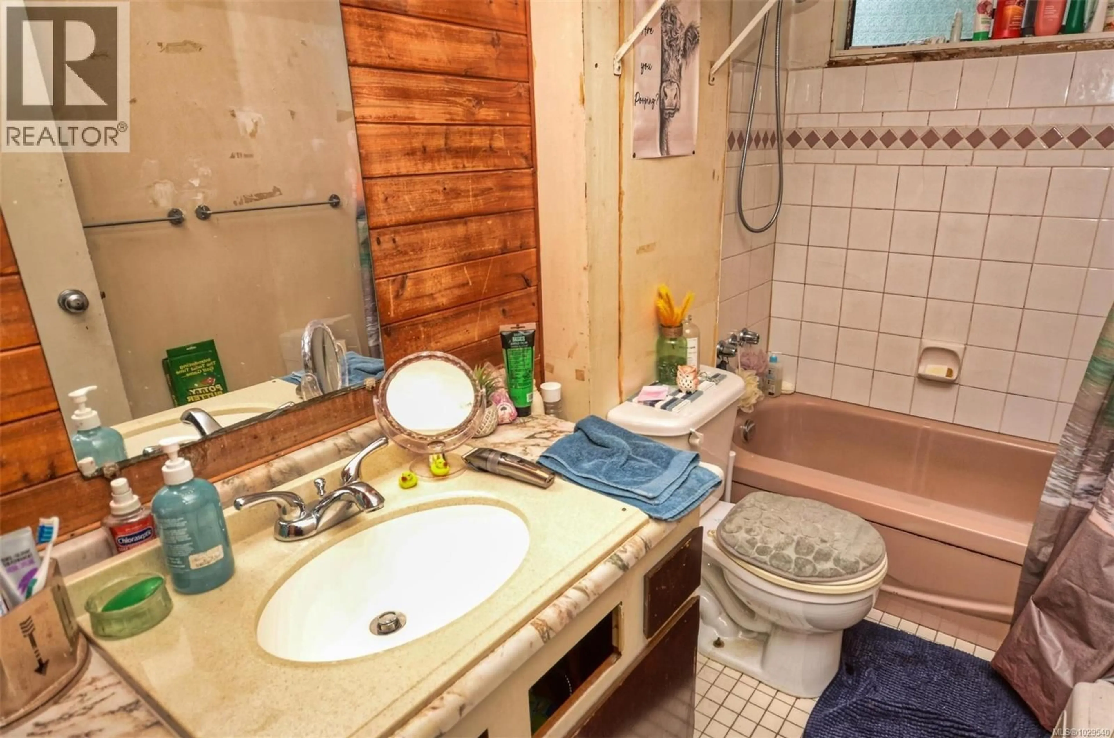 Standard bathroom, ceramic/tile floor for 2962 ALMARTIN PLACE, Colwood British Columbia V9B4Z1