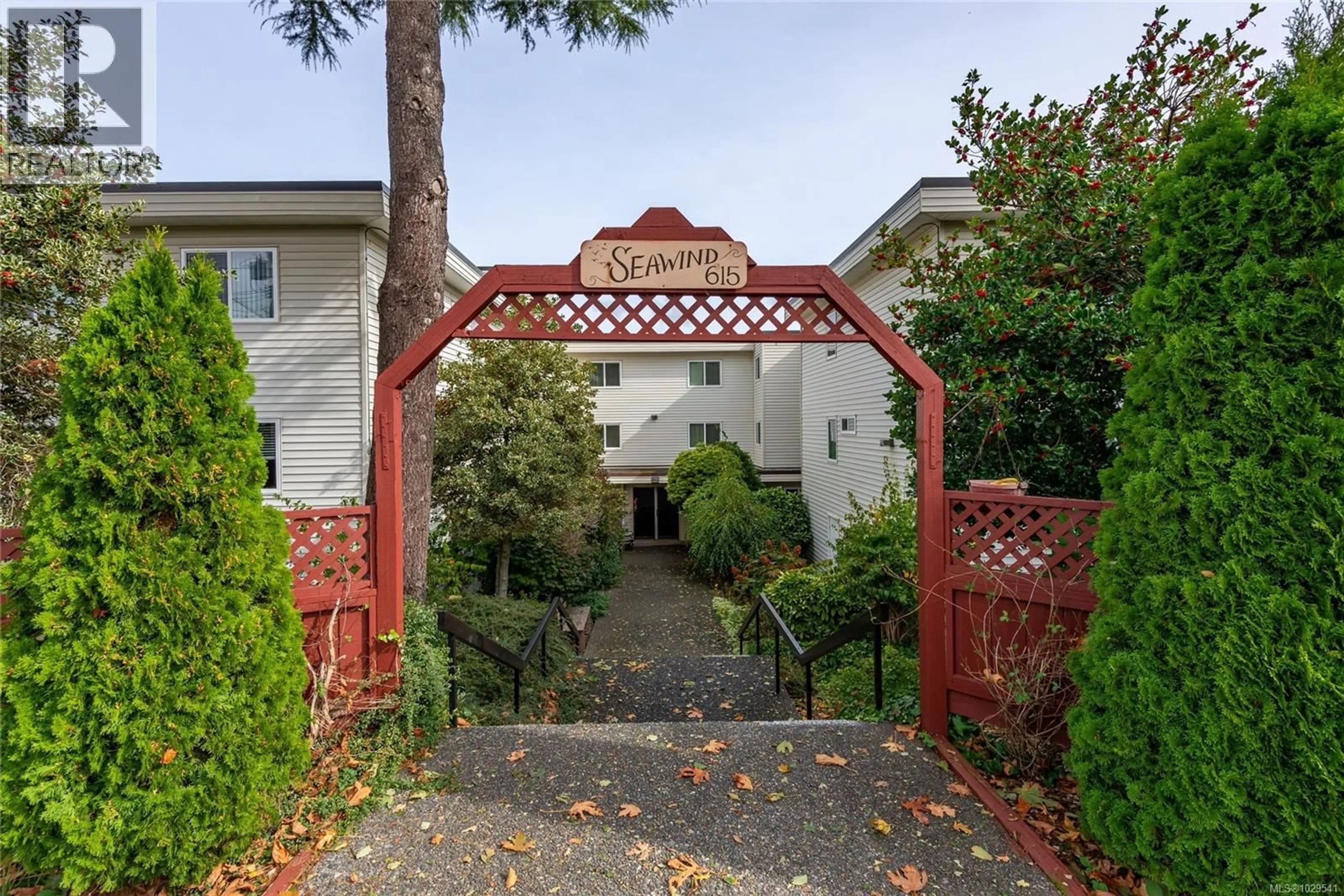 Patio, street for 204 - 615 ALDER STREET, Campbell River British Columbia V0W2P3