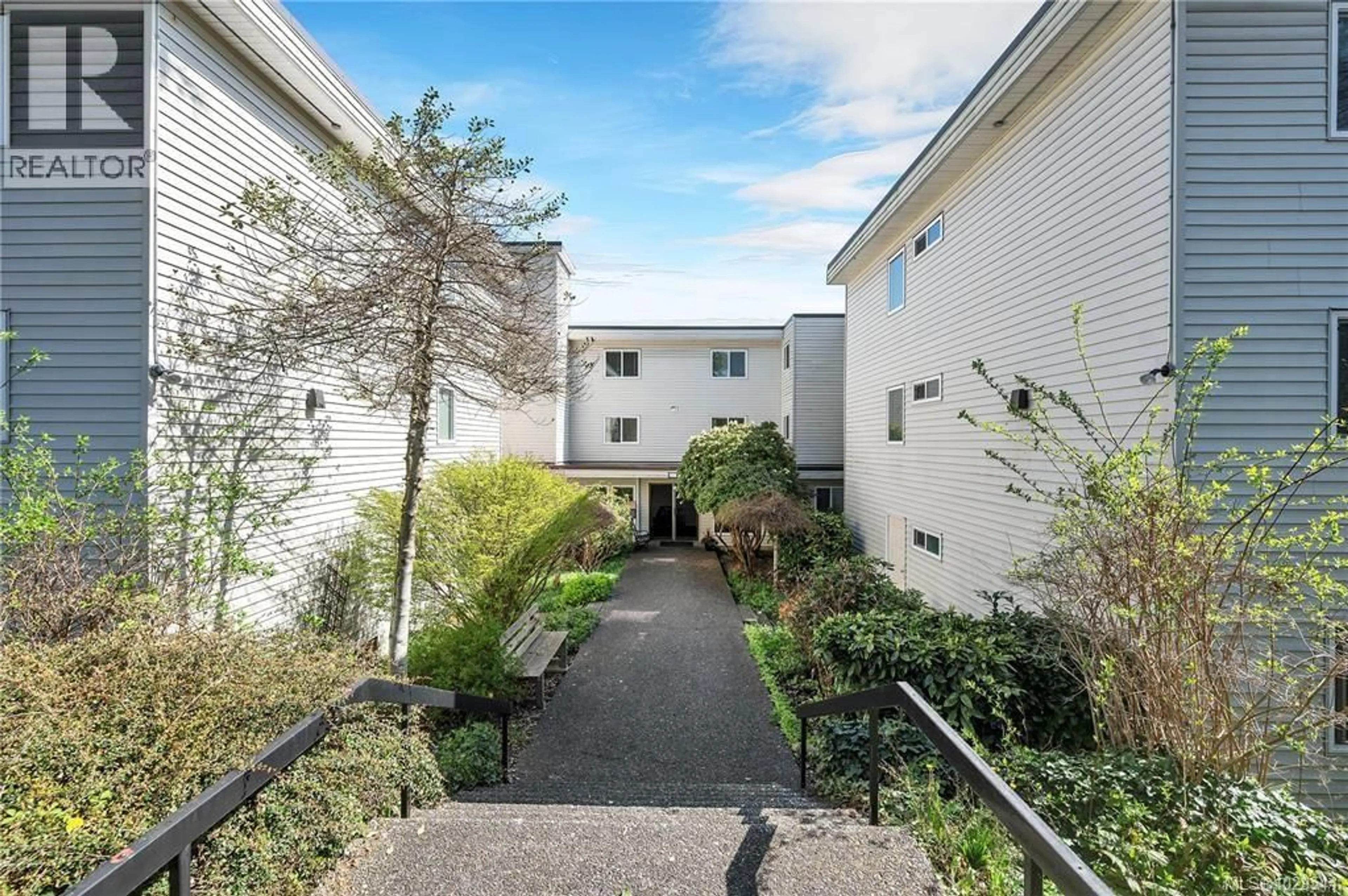 A pic from outside/outdoor area/front of a property/back of a property/a pic from drone, street for 204 - 615 ALDER STREET, Campbell River British Columbia V0W2P3