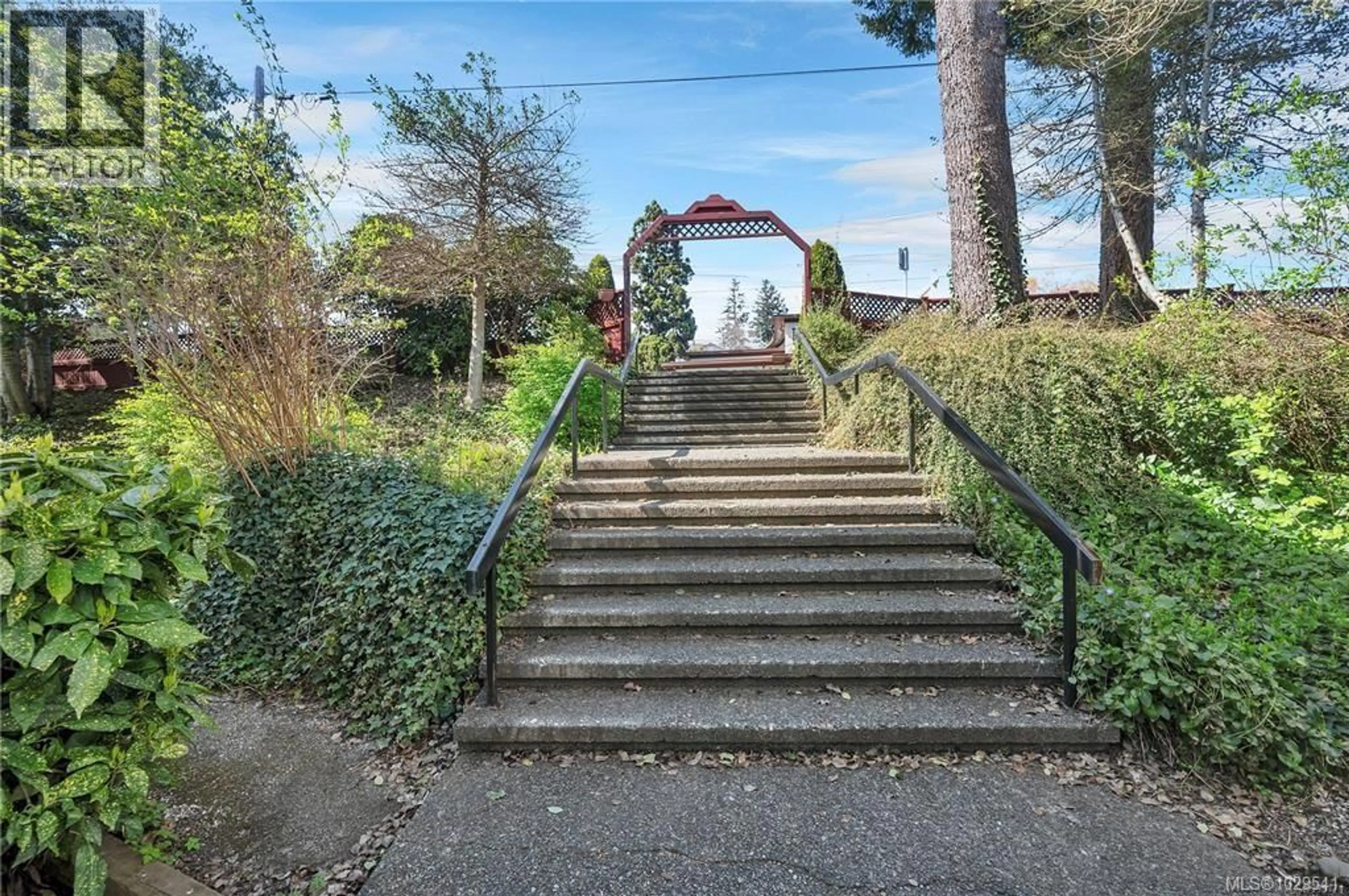 Stairs for 204 - 615 ALDER STREET, Campbell River British Columbia V0W2P3