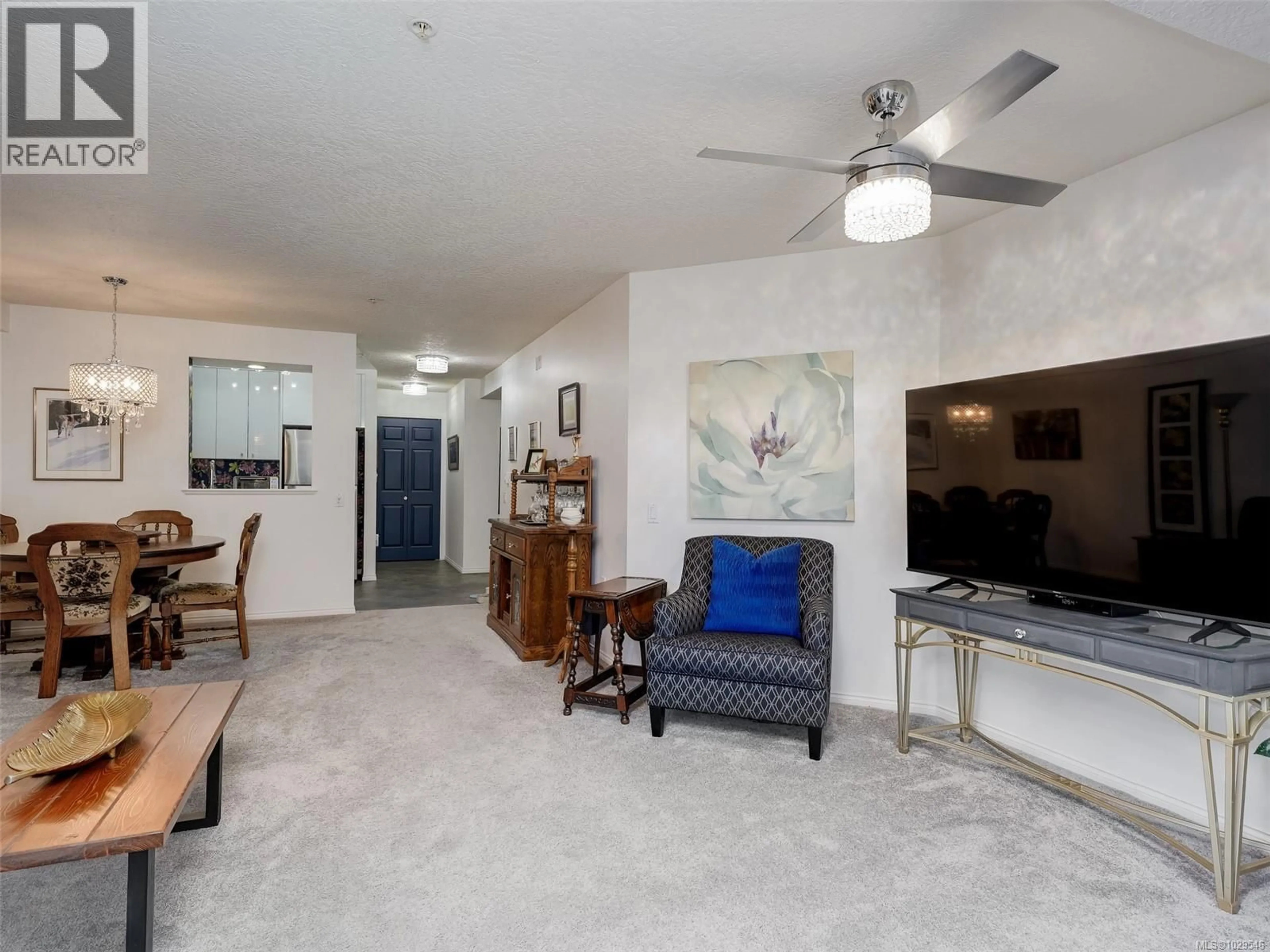 Living room with furniture, unknown for 201 - 1521 CHURCH AVENUE, Saanich British Columbia V8P5T7