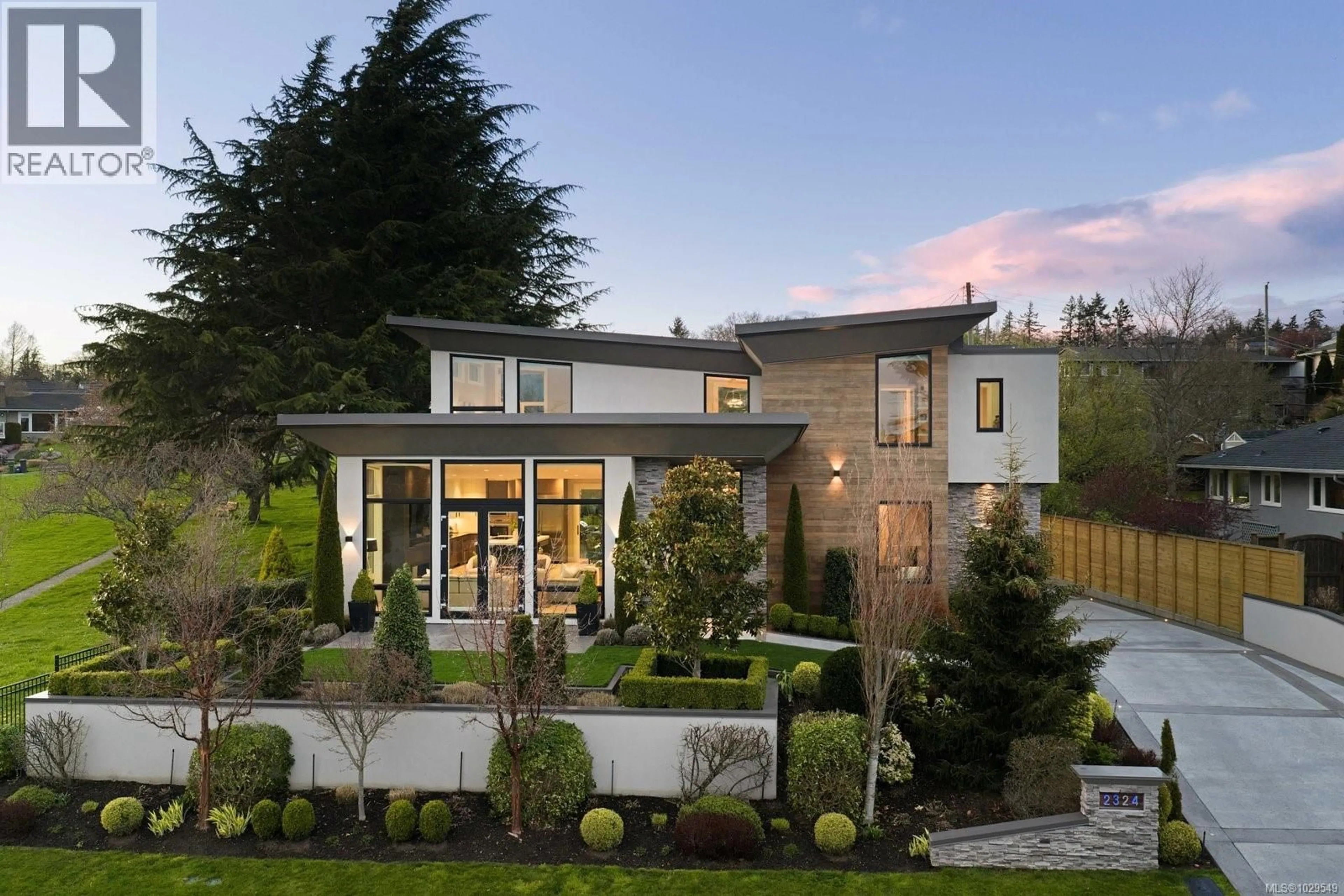 Home with brick exterior material, unknown for 2324 MIDDOWNE ROAD, Oak Bay British Columbia V8R3K5