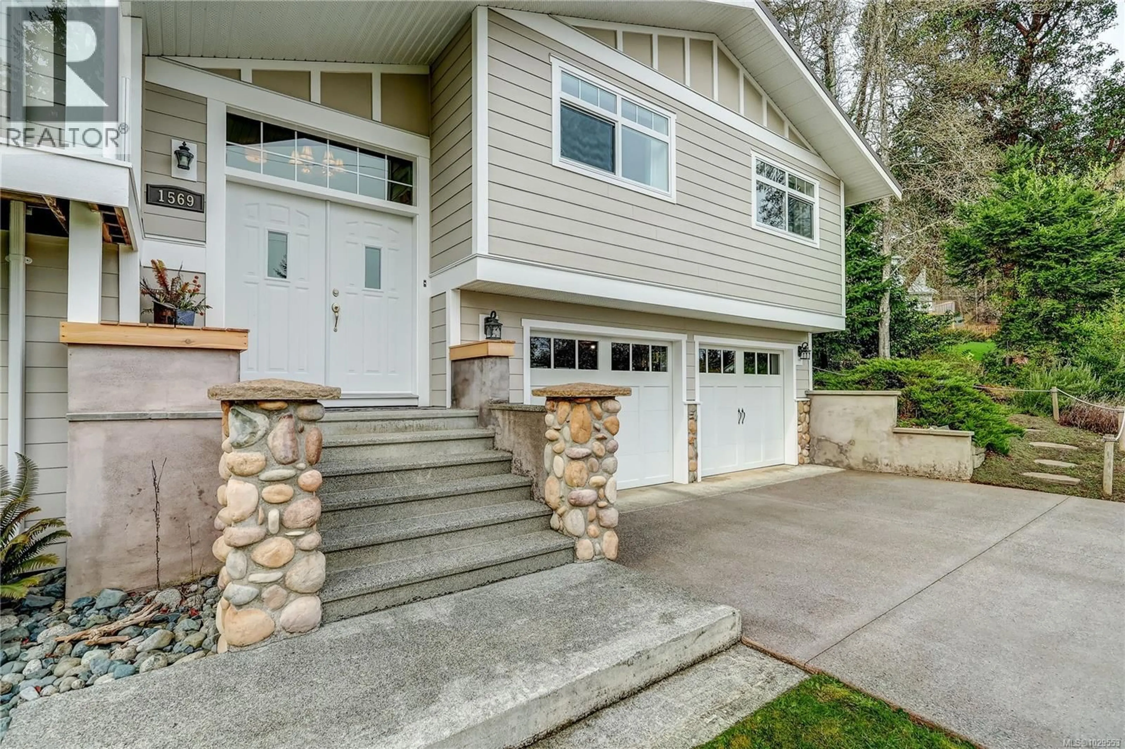 Home with vinyl exterior material, street for 1569 MURDOCH ROAD, Nanaimo British Columbia V0R1J0
