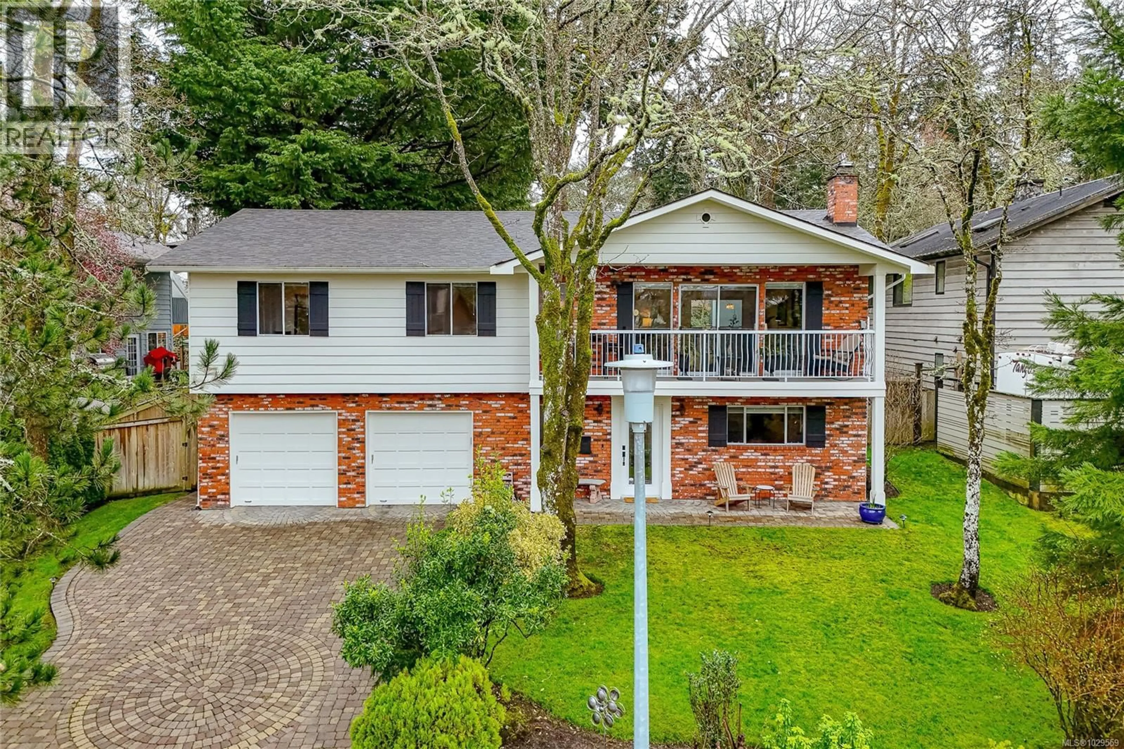 A pic from outside/outdoor area/front of a property/back of a property/a pic from drone, street for 920 WOODHALL DRIVE, Saanich British Columbia V8X3L8