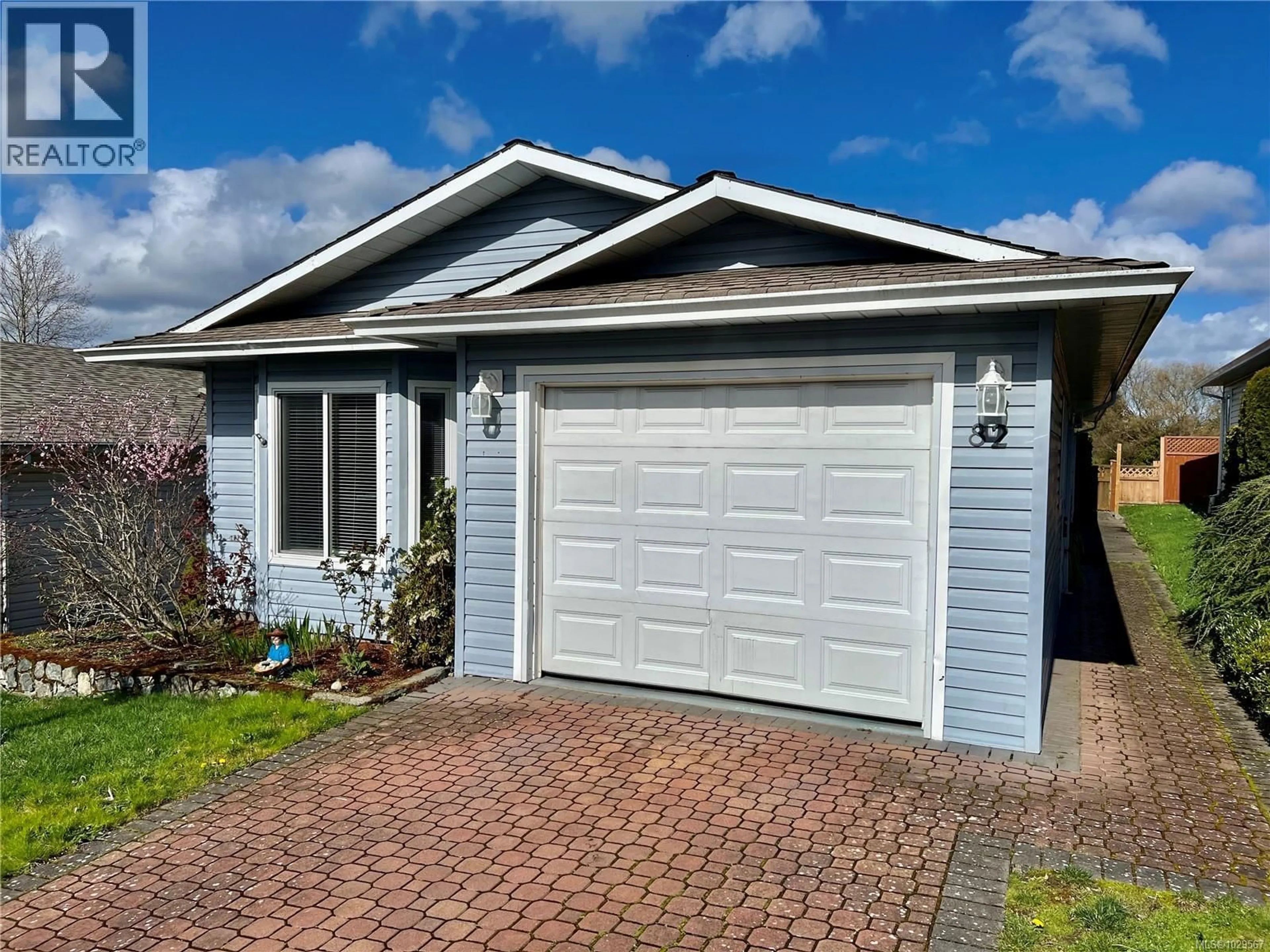 Home with vinyl exterior material, street for 82 WOLF LANE, View Royal British Columbia V9A7M2