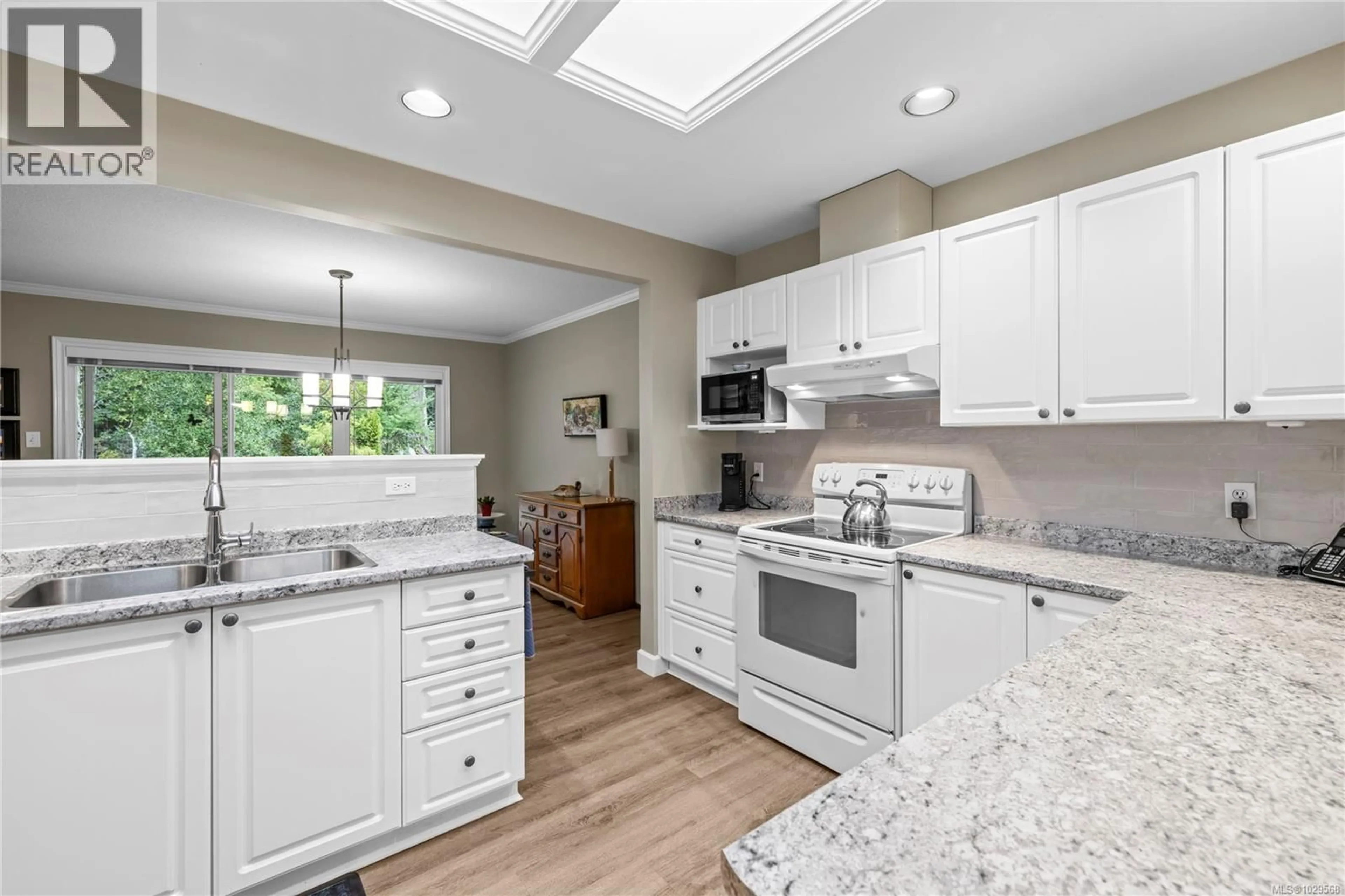 Open concept kitchen, ceramic/tile floor for 12 - 810 CHESTNUT STREET, Qualicum Beach British Columbia V9K2M6