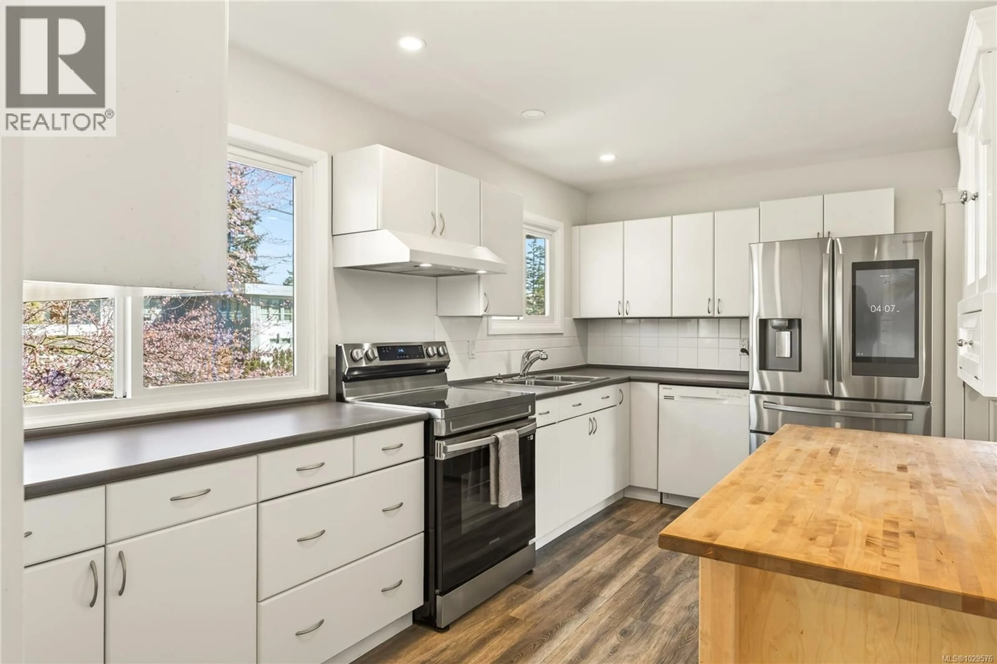 Open concept kitchen, unknown for 1021 NELSON STREET, Nanaimo British Columbia V9S2K1