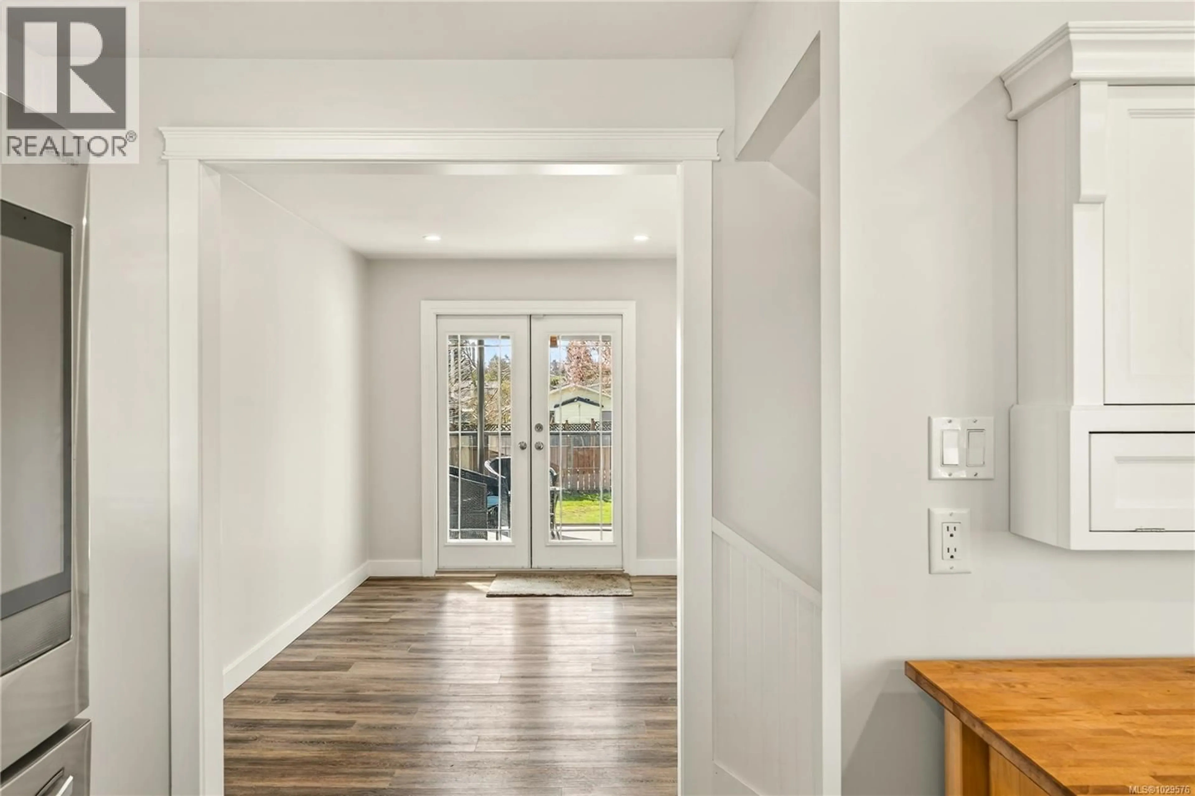 Indoor entryway for 1021 NELSON STREET, Nanaimo British Columbia V9S2K1