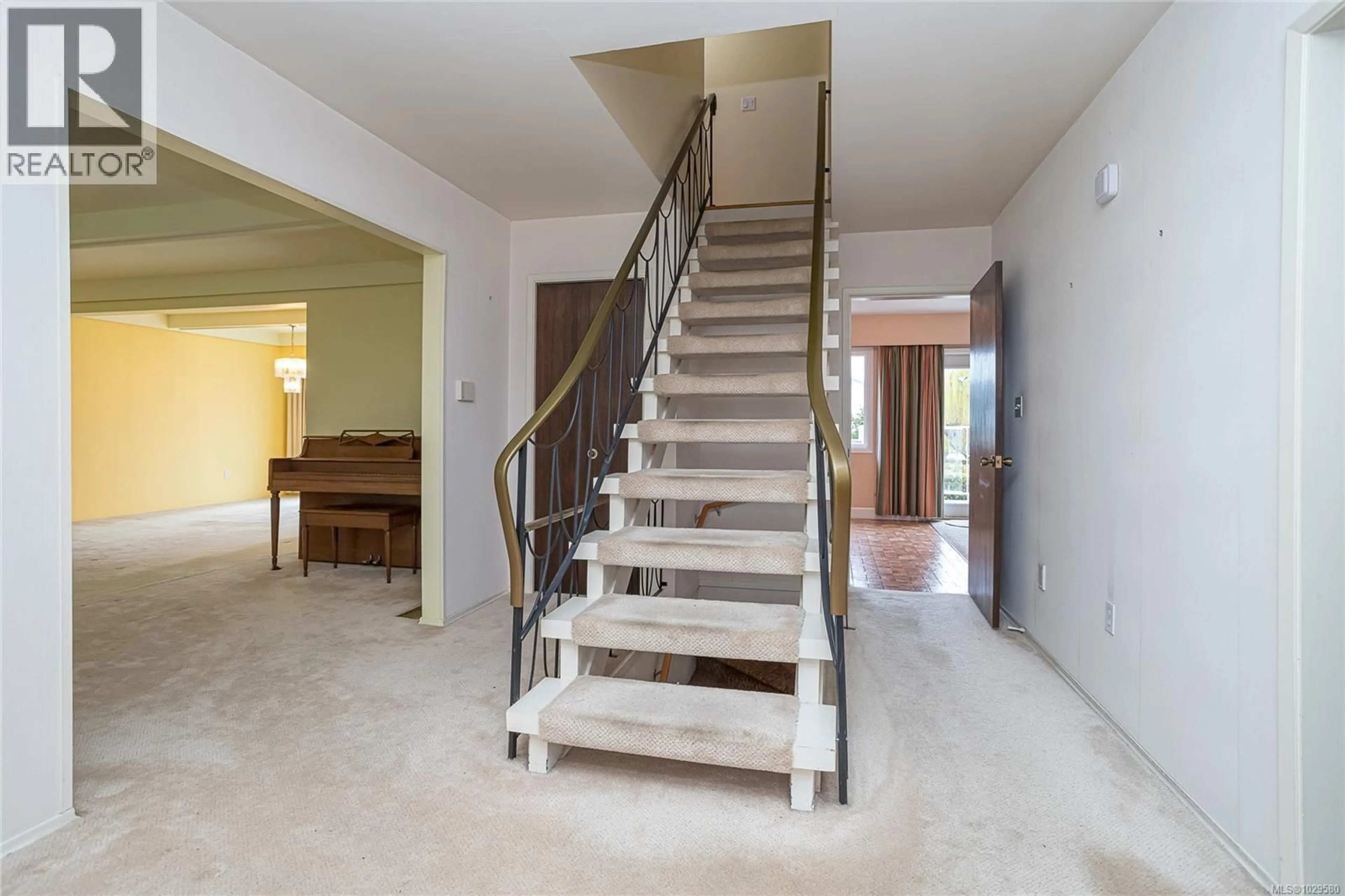 Indoor foyer for 2615 ARBUTUS ROAD, Saanich British Columbia V8N1W4