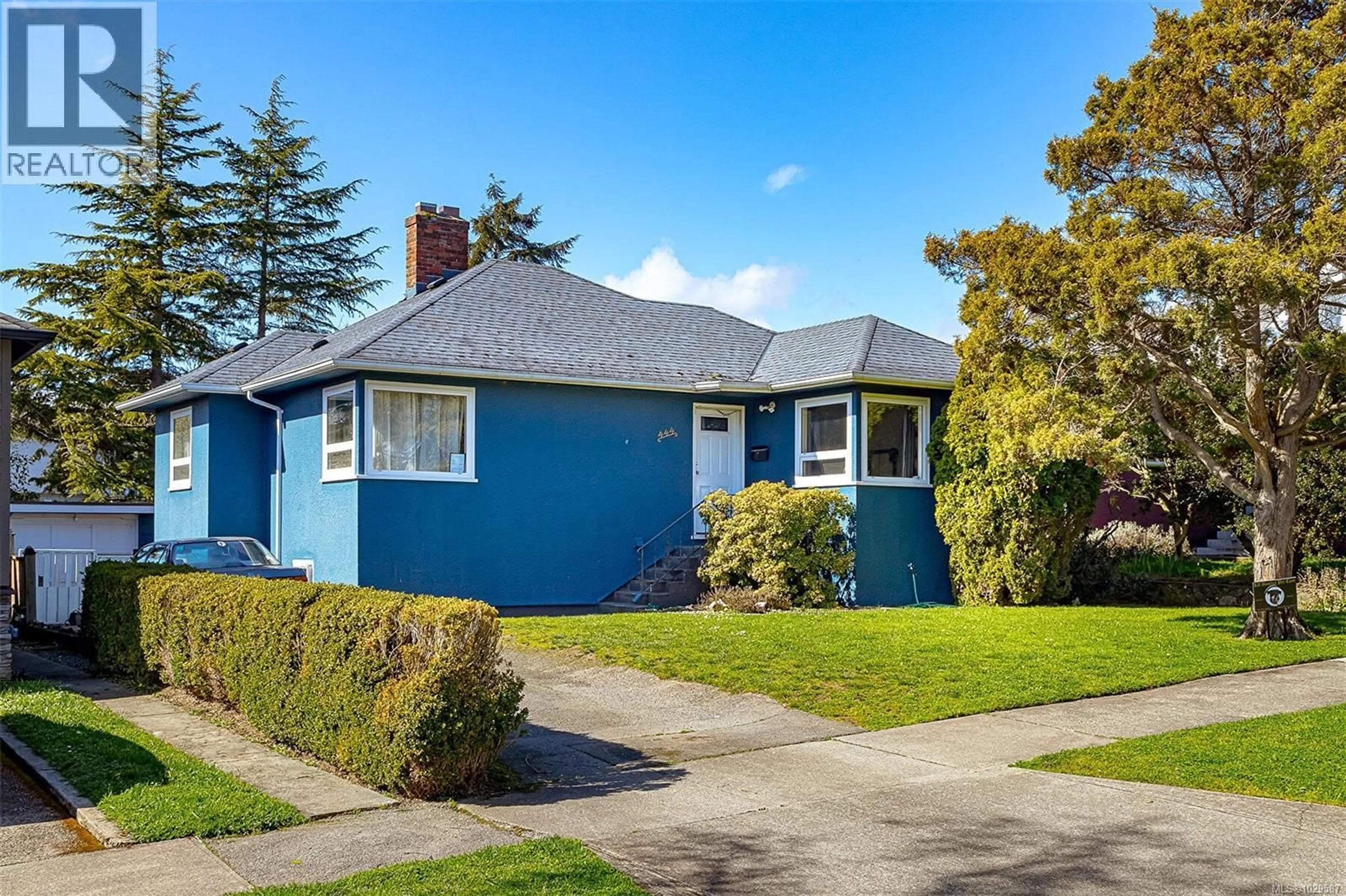 Home with vinyl exterior material, street for 444 STANNARD AVENUE, Victoria British Columbia V8S3M5