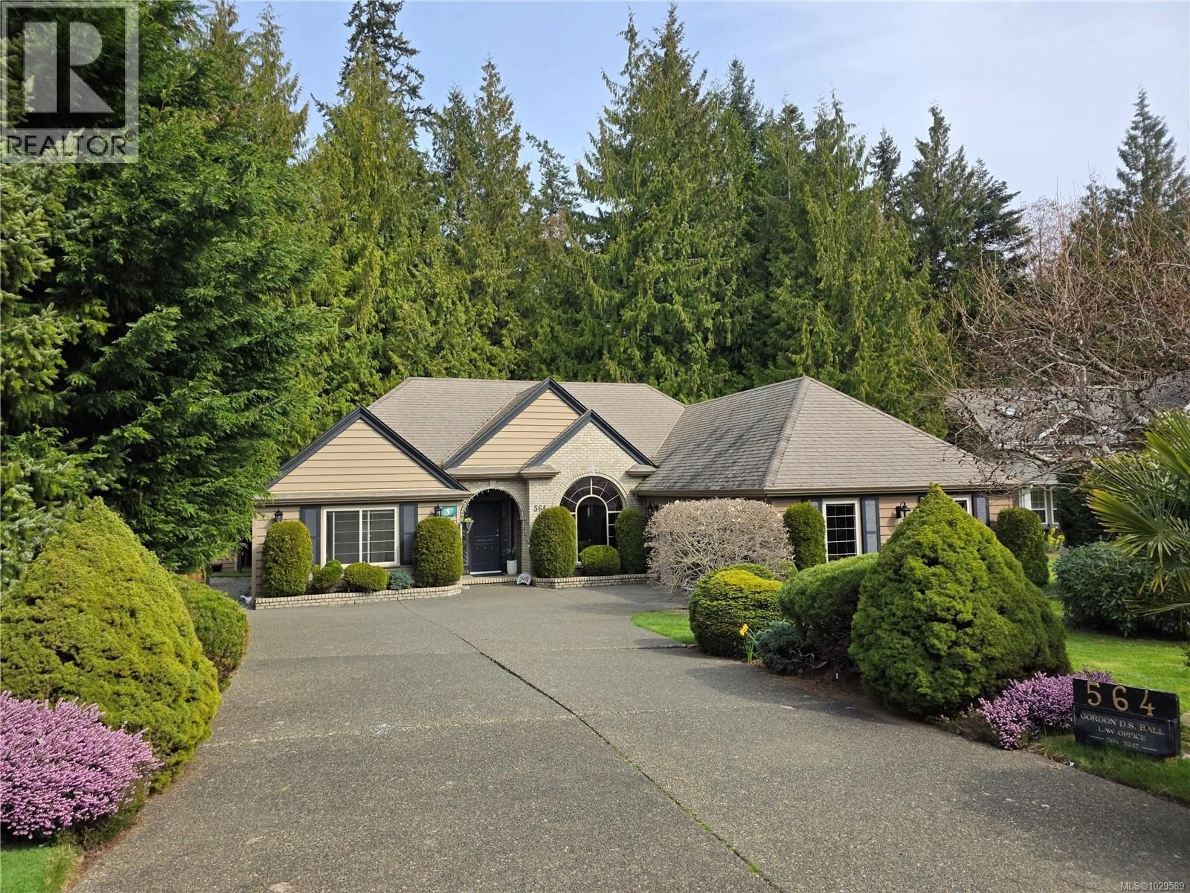 Home with vinyl exterior material, street for 564 HAZELWOOD PLACE, Qualicum Beach British Columbia V9K1A1