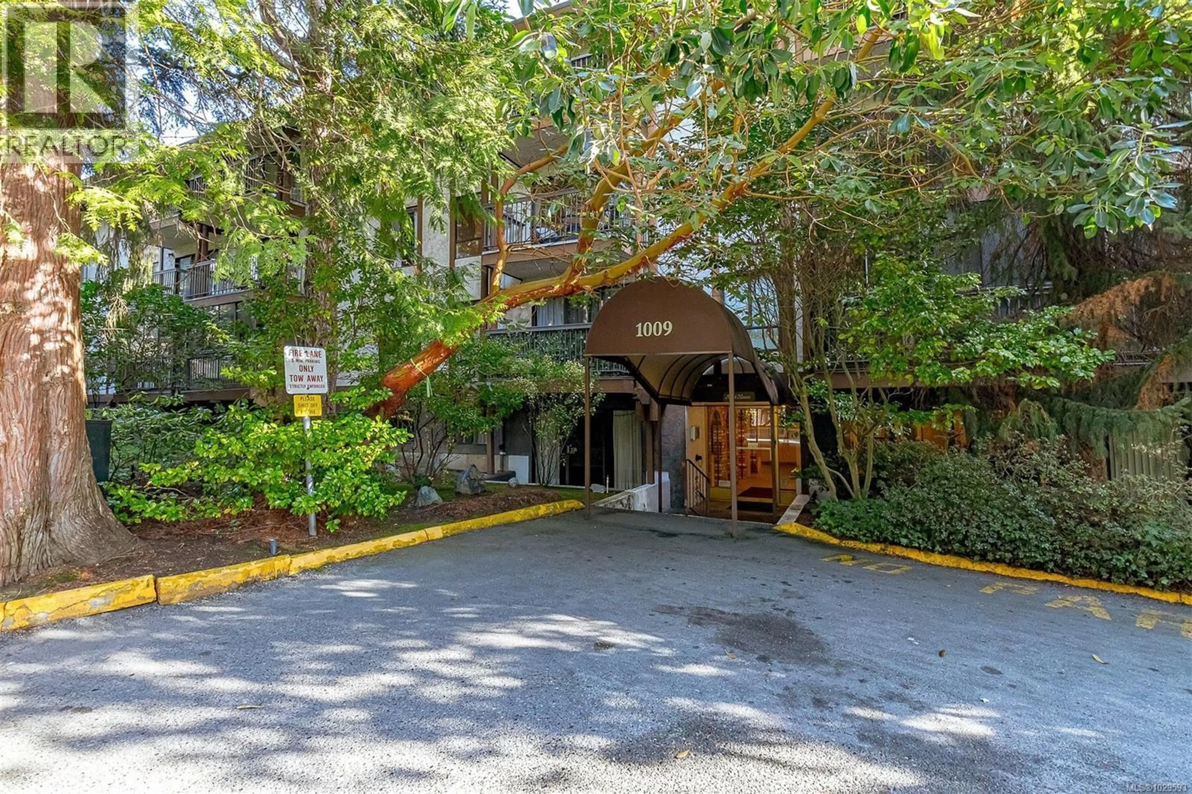 Indoor foyer for 310 - 1009 MCKENZIE AVENUE, Saanich British Columbia V9B4B1