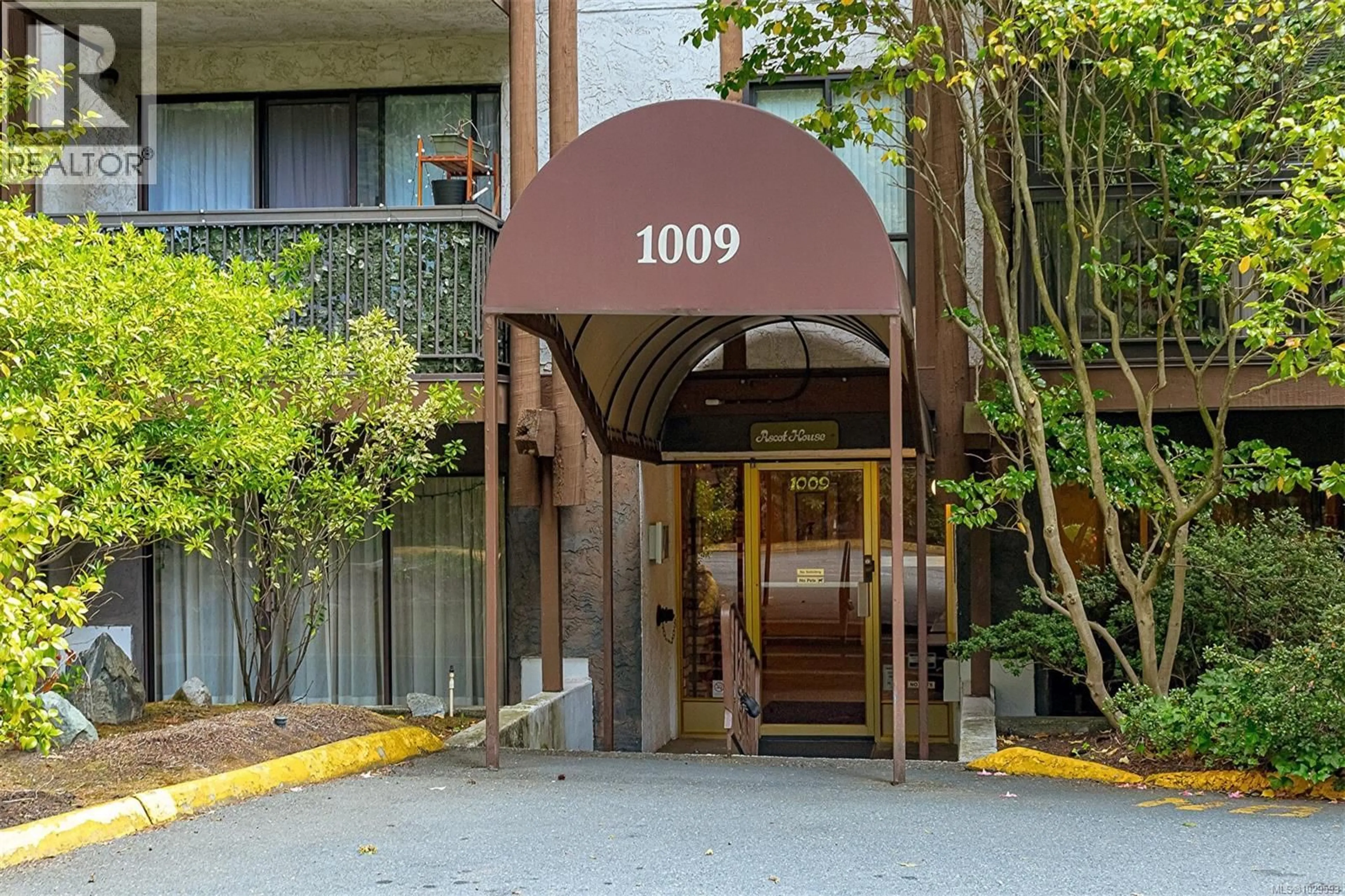 Indoor foyer for 310 - 1009 MCKENZIE AVENUE, Saanich British Columbia V9B4B1