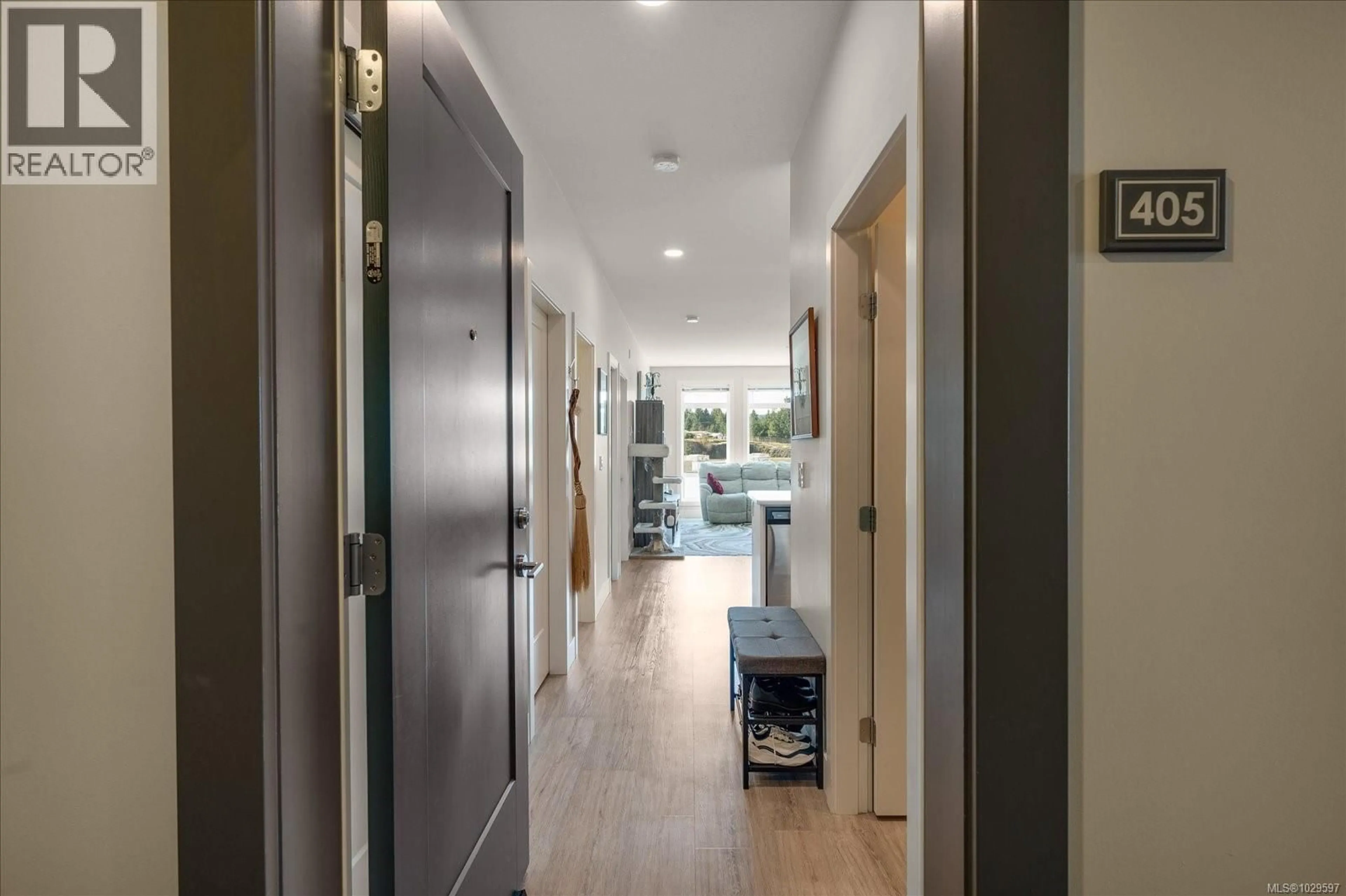 Indoor entryway for 405 - 6540 METRAL DRIVE, Nanaimo British Columbia V9L0L8