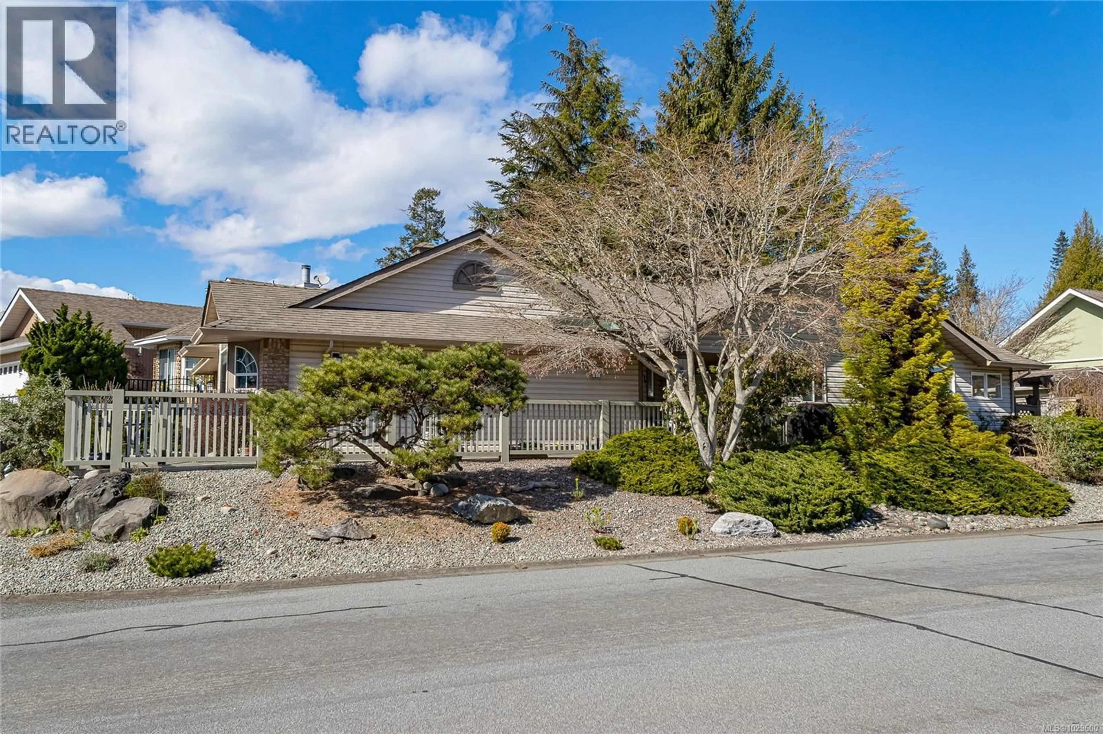 A pic from outside/outdoor area/front of a property/back of a property/a pic from drone, street for 545 PARKWAY PLACE, Cobble Hill British Columbia V8H0K8